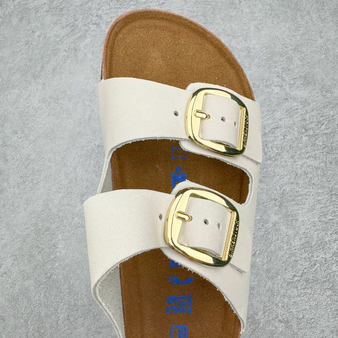 图片[4]-零售💰230 ＃DC Birkenstock Arizona 系列勃肯皮革绒面双扣时尚凉拖鞋 牛皮绒面革质地柔软 搭配可调节鞋扣提升穿着舒适度 人体工学设计分散脚部压力 保护脚踝 软木乳胶鞋床具有一定的收缩性 长时间穿着后能贴合脚型 EVA鞋底回弹性和抗张性力高 具有良好的防震、缓冲性  四季皆宜 柔软的鞋床采用额外的泡沫缓冲层 提供额外的舒适感和全天支撑 全网独家首发 源于德国的严谨工艺  牛巴戎面 中层松木 EVA 三层组合大底 优质牛皮面料五金扣 出口订单 尺码：35-44 编码：by2936030-运动鞋