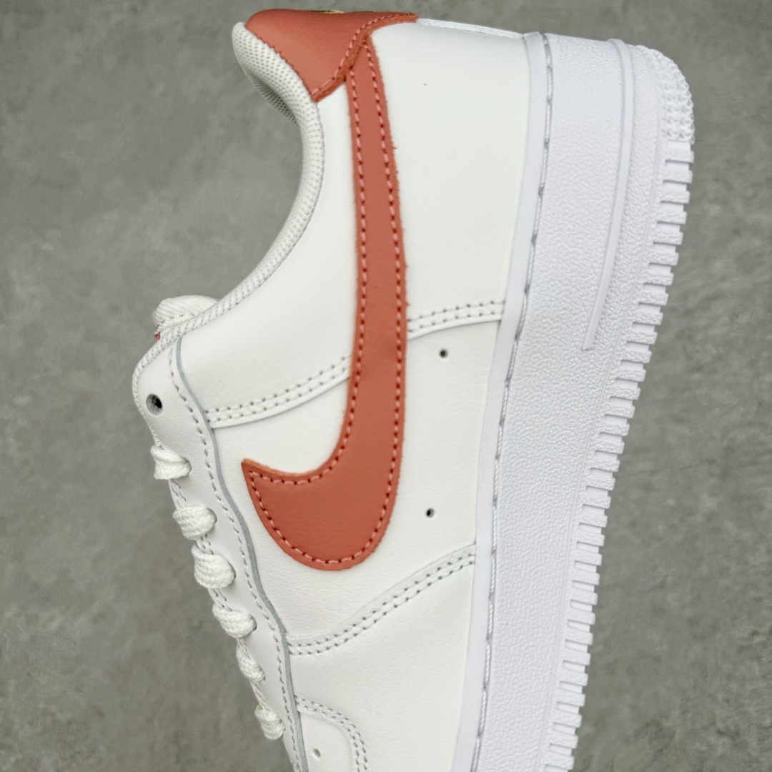 图片[7]-零售💰270 ＃绿X NK Air Force 1 Low \’07 空军一号低帮经典板鞋 迷你钩 白粉 CZ0270-103 全鞋电脑针车 工整有序 原厂港宝加持完美还原灵魂版型 原盒原配从里到外百分百还原 原厂全头层原厂皮料 原标原盒 内置Sole气垫 中底白色背胶 中底划线 已经无限的接近公司 原厂楦头 原厂刺绣 后跟弧度修正 正确中底四线防伪 尺码：36 36.5 37.5 38 38.5 39 40 40.5 41 42 42.5 43 44 44.5 45 46 47.5 编码：by2936070-运动鞋