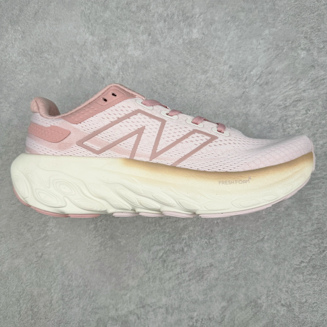 零售💰260 New Balance Fresh Foam X NB1080V13 新百伦系列低帮轻量化厚底健身休闲运动慢跑鞋 近赏｜无论是日常慢跑，还是City Walk，它都可轻松应对提起今年最流行的事情，想必在你所在的城市来一段City Walk，是很多潮男潮女都会做的吧。当时间来到十月，一年中最舒服的时光，无论是慢跑也好，还是City Walk，今天推荐的这双鞋，都可以轻松应对。那就是可以带给你久违的松弛感、治愈你柔软的需要的New Balance Fresh Foam X1080v13。作为New Balance经典跑鞋系列，1080系列可以说凝聚了品牌历来前沿科技与制造匠心。今年的v13版本可谓再度革新。在舒适体验、运动性能以及造型风格三个维度上做到了有机交融。舒适体验一直是1080跑鞋系列带给我们最大的直观感受，加上本就带有严肃跑鞋基因，在今年全新材料配方的Fresh FoamX中底泡棉上则有了不一样的缓震性能，重新定义“踩屎感”。可再生柔软针织鞋面使用可追溯的Repreve再生鞋面材料，柔软透气的鞋面提供绵密的贴合与包裹感，轻量分区橡胶大底分区外底橡胶采用新材料，改进纹路设计，增加前掌外底硬度，提升滚动反馈和传动效率。尺码：36 36.5 37 37.5 38 38.5 39.5 40 编码：Cby2936060-运动鞋