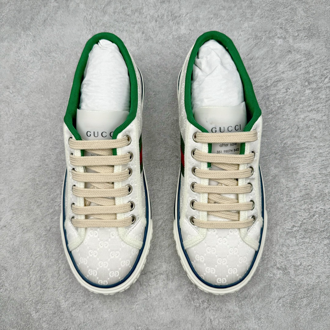 图片[2]-零售💰390 ＃ZS纯原 Gucci Tennis 1977 Print Sneaker 古驰帆布印花复古运动鞋板鞋 采用拼接透气棉布鞋面材质 #原装一致鞋舌仿磨环保纸垫#原装雪梨形超软沙绒纸团#内嵌超软皮内里+脚垫#附送购物袋+身份卡+硬质礼盒#中底高弹PU材质+双层TPR无缝隙串色技术组合大底 区别市面版本#弹力棉布 红绿织带 绿色罗缎滚边 Gucci Tennis 1977标签 鞋底GG图案 橡胶鞋底 1.5厘米高 尺码：35 36 37 38 39 40 41 42 43 44 编码：by3936090-运动鞋