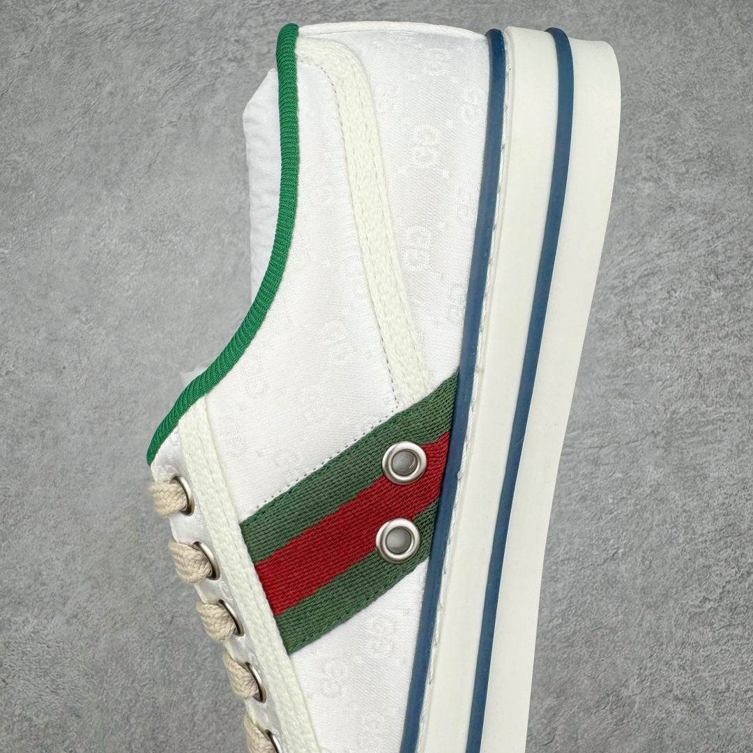 图片[7]-零售💰390 ＃ZS纯原 Gucci Tennis 1977 Print Sneaker 古驰帆布印花复古运动鞋板鞋 采用拼接透气棉布鞋面材质 #原装一致鞋舌仿磨环保纸垫#原装雪梨形超软沙绒纸团#内嵌超软皮内里+脚垫#附送购物袋+身份卡+硬质礼盒#中底高弹PU材质+双层TPR无缝隙串色技术组合大底 区别市面版本#弹力棉布 红绿织带 绿色罗缎滚边 Gucci Tennis 1977标签 鞋底GG图案 橡胶鞋底 1.5厘米高 尺码：35 36 37 38 39 40 41 42 43 44 编码：by3936090-运动鞋