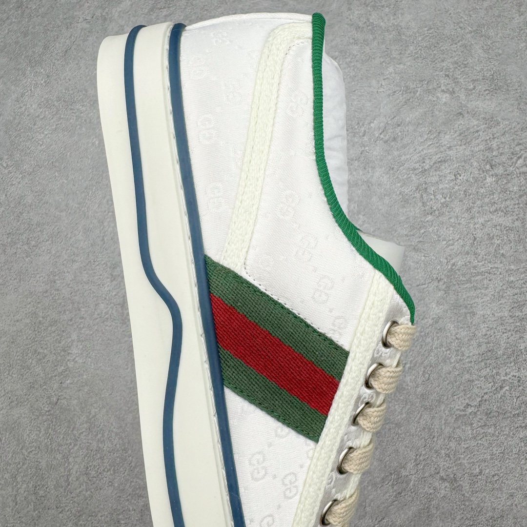 图片[6]-零售💰390 ＃ZS纯原 Gucci Tennis 1977 Print Sneaker 古驰帆布印花复古运动鞋板鞋 采用拼接透气棉布鞋面材质 #原装一致鞋舌仿磨环保纸垫#原装雪梨形超软沙绒纸团#内嵌超软皮内里+脚垫#附送购物袋+身份卡+硬质礼盒#中底高弹PU材质+双层TPR无缝隙串色技术组合大底 区别市面版本#弹力棉布 红绿织带 绿色罗缎滚边 Gucci Tennis 1977标签 鞋底GG图案 橡胶鞋底 1.5厘米高 尺码：35 36 37 38 39 40 41 42 43 44 编码：by3936090-运动鞋