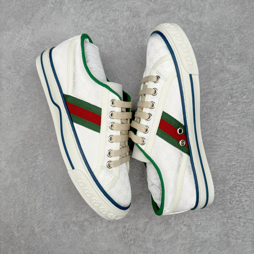 图片[3]-零售💰390 ＃ZS纯原 Gucci Tennis 1977 Print Sneaker 古驰帆布印花复古运动鞋板鞋 采用拼接透气棉布鞋面材质 #原装一致鞋舌仿磨环保纸垫#原装雪梨形超软沙绒纸团#内嵌超软皮内里+脚垫#附送购物袋+身份卡+硬质礼盒#中底高弹PU材质+双层TPR无缝隙串色技术组合大底 区别市面版本#弹力棉布 红绿织带 绿色罗缎滚边 Gucci Tennis 1977标签 鞋底GG图案 橡胶鞋底 1.5厘米高 尺码：35 36 37 38 39 40 41 42 43 44 编码：by3936090-运动鞋