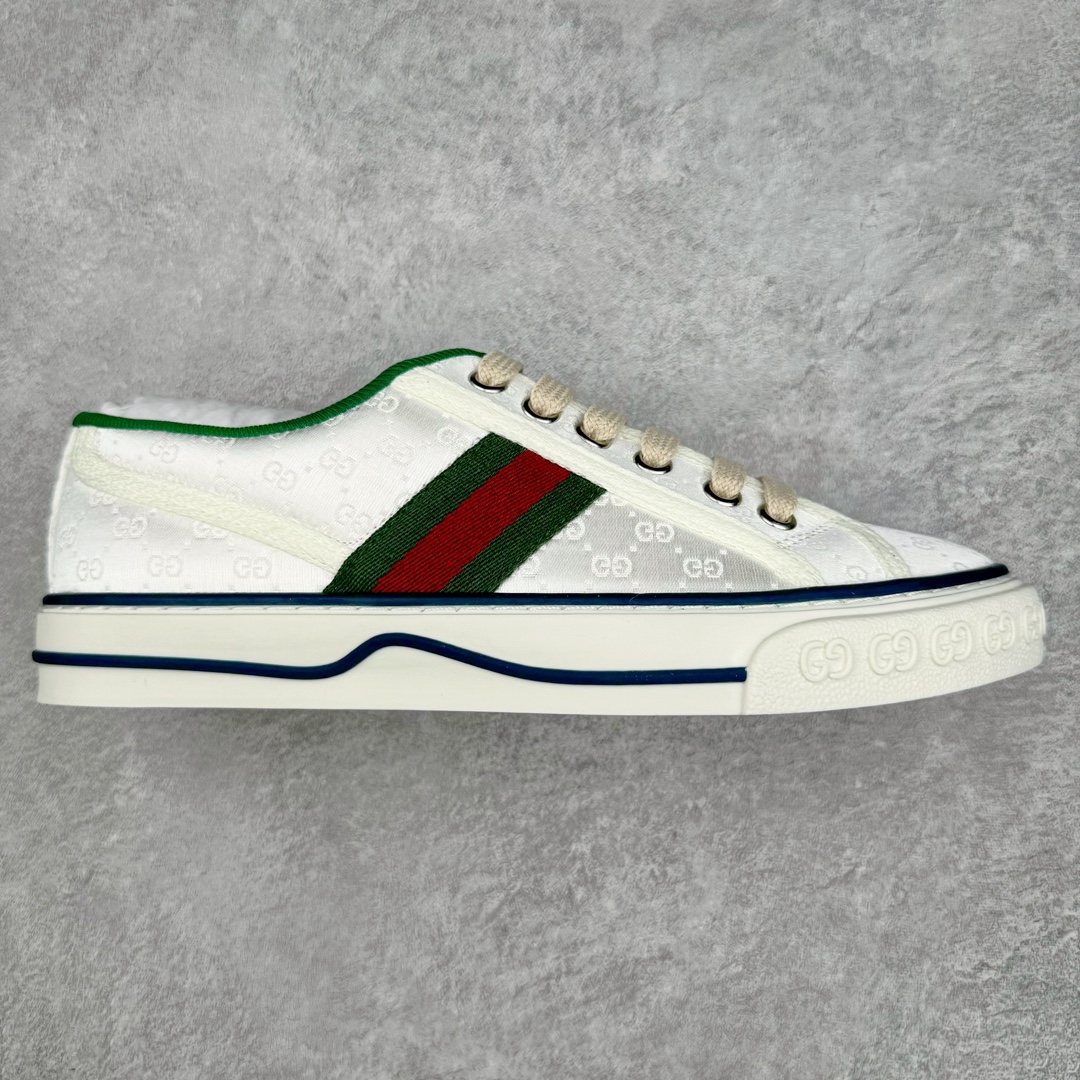 零售💰390 ＃ZS纯原 Gucci Tennis 1977 Print Sneaker 古驰帆布印花复古运动鞋板鞋 采用拼接透气棉布鞋面材质 #原装一致鞋舌仿磨环保纸垫#原装雪梨形超软沙绒纸团#内嵌超软皮内里+脚垫#附送购物袋+身份卡+硬质礼盒#中底高弹PU材质+双层TPR无缝隙串色技术组合大底 区别市面版本#弹力棉布 红绿织带 绿色罗缎滚边 Gucci Tennis 1977标签 鞋底GG图案 橡胶鞋底 1.5厘米高 尺码：35 36 37 38 39 40 41 42 43 44 编码：by3936090-运动鞋