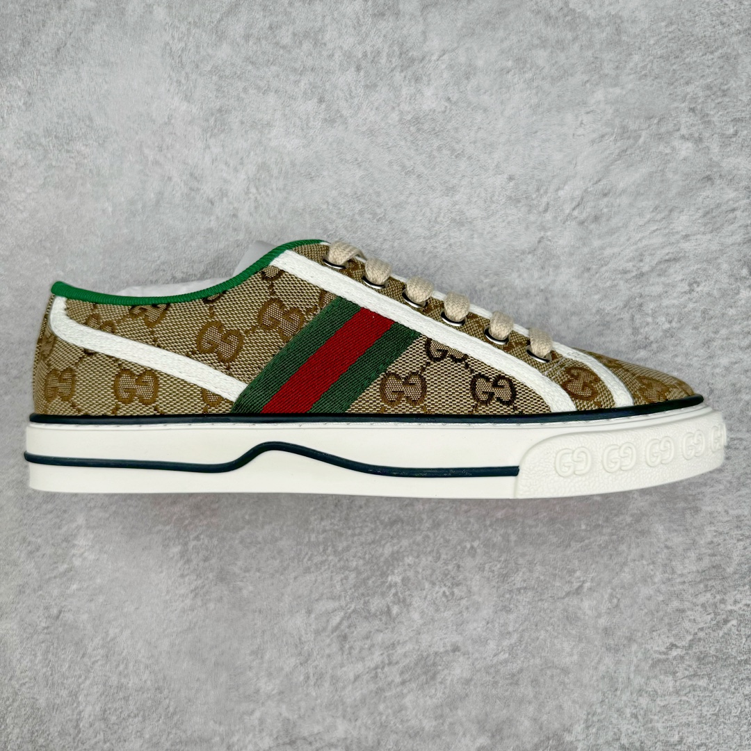 零售💰390 ＃ZS纯原 Gucci Tennis 1977 Print Sneaker 古驰帆布印花复古运动鞋板鞋 采用拼接透气棉布鞋面材质 #原装一致鞋舌仿磨环保纸垫#原装雪梨形超软沙绒纸团#内嵌超软皮内里+脚垫#附送购物袋+身份卡+硬质礼盒#中底高弹PU材质+双层TPR无缝隙串色技术组合大底 区别市面版本#弹力棉布 红绿织带 绿色罗缎滚边 Gucci Tennis 1977标签 鞋底GG图案 橡胶鞋底 1.5厘米高 尺码：35 36 37 38 39 40 41 42 43 44 编码：by3936090-运动鞋