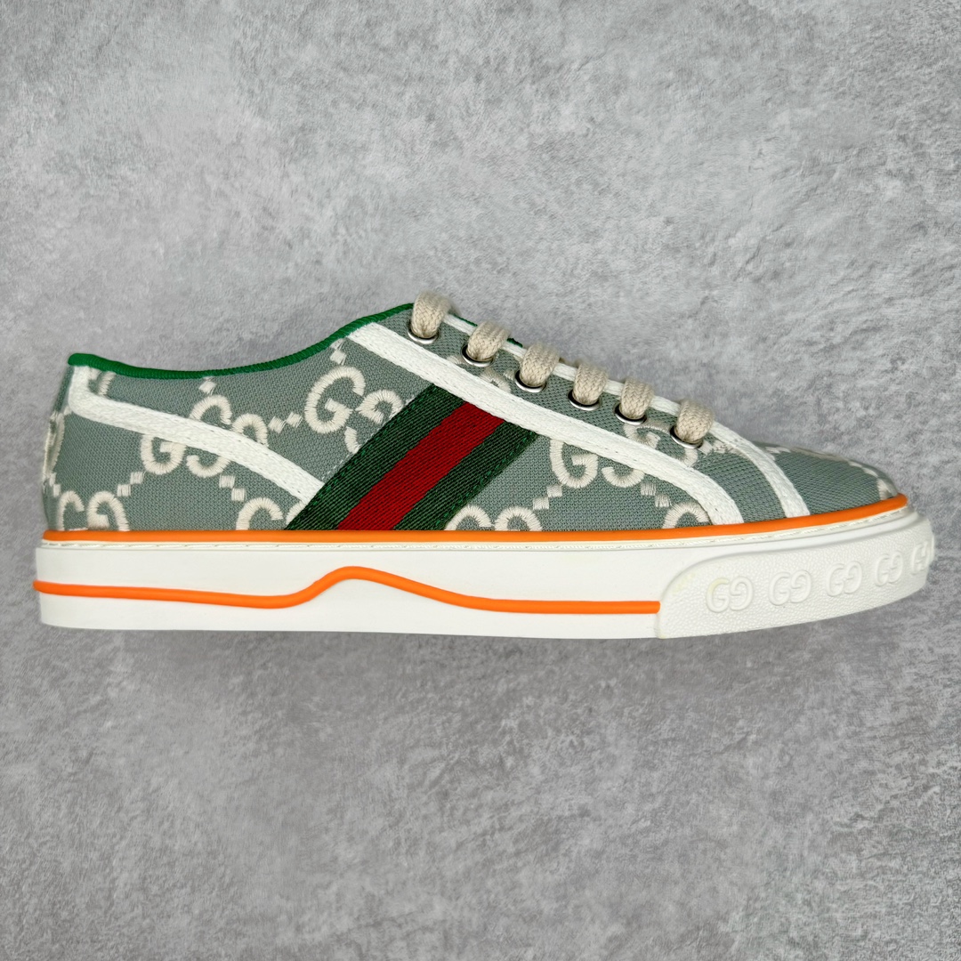 零售💰390 ＃ZS纯原 Gucci Tennis 1977 Print Sneaker 古驰帆布印花复古运动鞋板鞋 采用拼接透气棉布鞋面材质 #原装一致鞋舌仿磨环保纸垫#原装雪梨形超软沙绒纸团#内嵌超软皮内里+脚垫#附送购物袋+身份卡+硬质礼盒#中底高弹PU材质+双层TPR无缝隙串色技术组合大底 区别市面版本#弹力棉布 红绿织带 绿色罗缎滚边 Gucci Tennis 1977标签 鞋底GG图案 橡胶鞋底 1.5厘米高 尺码：35 36 37 38 39 40 41 42 43 44 编码：by3936090-运动鞋