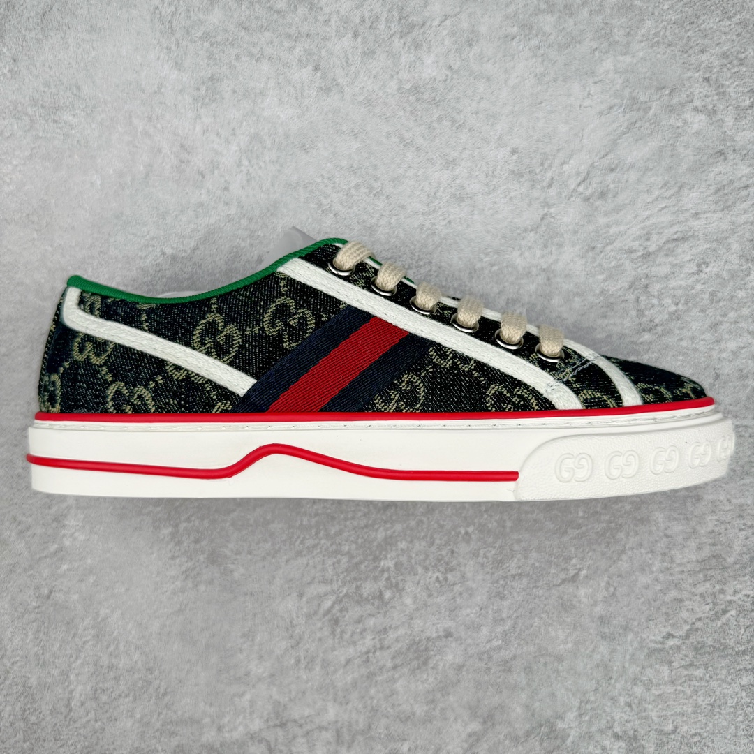 零售💰390 ＃ZS纯原 Gucci Tennis 1977 Print Sneaker 古驰帆布印花复古运动鞋板鞋 采用拼接透气棉布鞋面材质 #原装一致鞋舌仿磨环保纸垫#原装雪梨形超软沙绒纸团#内嵌超软皮内里+脚垫#附送购物袋+身份卡+硬质礼盒#中底高弹PU材质+双层TPR无缝隙串色技术组合大底 区别市面版本#弹力棉布 红绿织带 绿色罗缎滚边 Gucci Tennis 1977标签 鞋底GG图案 橡胶鞋底 1.5厘米高 尺码：35 36 37 38 39 40 41 42 43 44 编码：by3936090-运动鞋