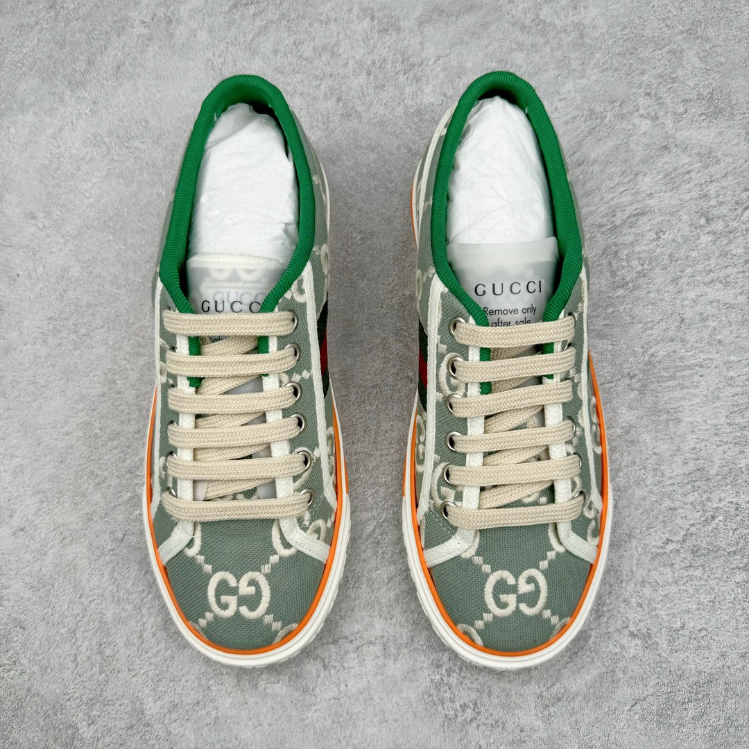 图片[2]-零售💰390 ＃ZS纯原 Gucci Tennis 1977 Print Sneaker 古驰帆布印花复古运动鞋板鞋 采用拼接透气棉布鞋面材质 #原装一致鞋舌仿磨环保纸垫#原装雪梨形超软沙绒纸团#内嵌超软皮内里+脚垫#附送购物袋+身份卡+硬质礼盒#中底高弹PU材质+双层TPR无缝隙串色技术组合大底 区别市面版本#弹力棉布 红绿织带 绿色罗缎滚边 Gucci Tennis 1977标签 鞋底GG图案 橡胶鞋底 1.5厘米高 尺码：35 36 37 38 39 40 41 42 43 44 编码：by3936090-运动鞋