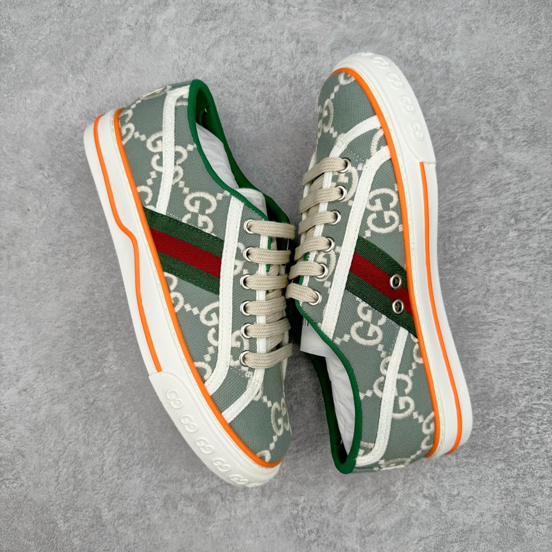 图片[3]-零售💰390 ＃ZS纯原 Gucci Tennis 1977 Print Sneaker 古驰帆布印花复古运动鞋板鞋 采用拼接透气棉布鞋面材质 #原装一致鞋舌仿磨环保纸垫#原装雪梨形超软沙绒纸团#内嵌超软皮内里+脚垫#附送购物袋+身份卡+硬质礼盒#中底高弹PU材质+双层TPR无缝隙串色技术组合大底 区别市面版本#弹力棉布 红绿织带 绿色罗缎滚边 Gucci Tennis 1977标签 鞋底GG图案 橡胶鞋底 1.5厘米高 尺码：35 36 37 38 39 40 41 42 43 44 编码：by3936090-运动鞋