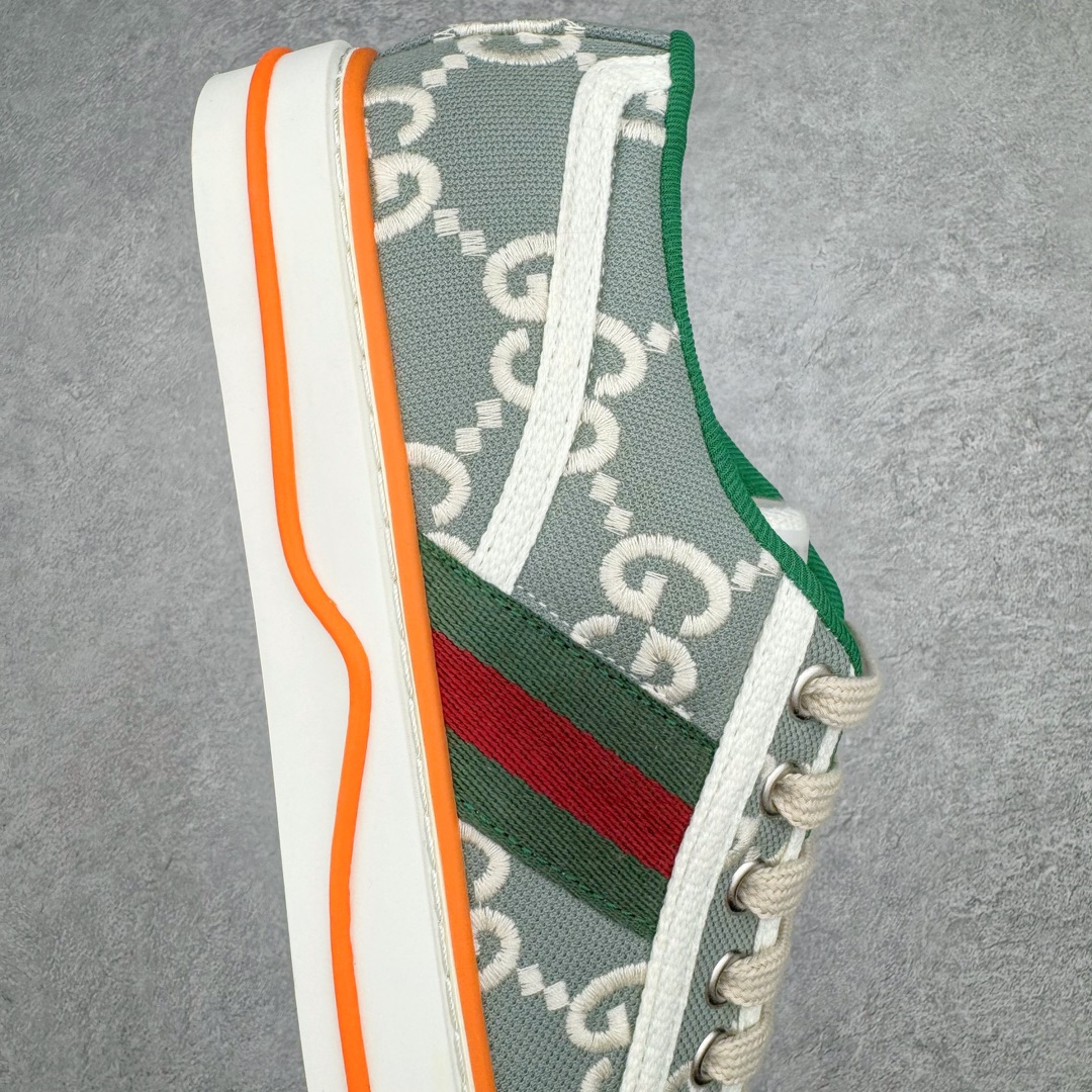 图片[6]-零售💰390 ＃ZS纯原 Gucci Tennis 1977 Print Sneaker 古驰帆布印花复古运动鞋板鞋 采用拼接透气棉布鞋面材质 #原装一致鞋舌仿磨环保纸垫#原装雪梨形超软沙绒纸团#内嵌超软皮内里+脚垫#附送购物袋+身份卡+硬质礼盒#中底高弹PU材质+双层TPR无缝隙串色技术组合大底 区别市面版本#弹力棉布 红绿织带 绿色罗缎滚边 Gucci Tennis 1977标签 鞋底GG图案 橡胶鞋底 1.5厘米高 尺码：35 36 37 38 39 40 41 42 43 44 编码：by3936090-运动鞋