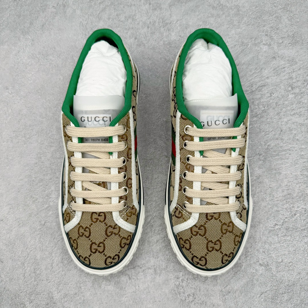 图片[2]-零售💰390 ＃ZS纯原 Gucci Tennis 1977 Print Sneaker 古驰帆布印花复古运动鞋板鞋 采用拼接透气棉布鞋面材质 #原装一致鞋舌仿磨环保纸垫#原装雪梨形超软沙绒纸团#内嵌超软皮内里+脚垫#附送购物袋+身份卡+硬质礼盒#中底高弹PU材质+双层TPR无缝隙串色技术组合大底 区别市面版本#弹力棉布 红绿织带 绿色罗缎滚边 Gucci Tennis 1977标签 鞋底GG图案 橡胶鞋底 1.5厘米高 尺码：35 36 37 38 39 40 41 42 43 44 编码：by3936090-运动鞋