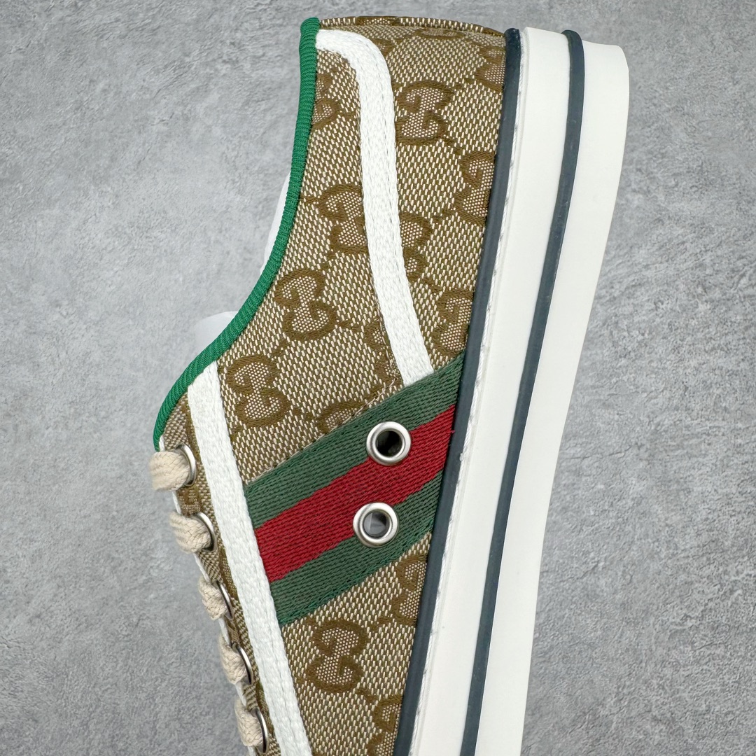 图片[7]-零售💰390 ＃ZS纯原 Gucci Tennis 1977 Print Sneaker 古驰帆布印花复古运动鞋板鞋 采用拼接透气棉布鞋面材质 #原装一致鞋舌仿磨环保纸垫#原装雪梨形超软沙绒纸团#内嵌超软皮内里+脚垫#附送购物袋+身份卡+硬质礼盒#中底高弹PU材质+双层TPR无缝隙串色技术组合大底 区别市面版本#弹力棉布 红绿织带 绿色罗缎滚边 Gucci Tennis 1977标签 鞋底GG图案 橡胶鞋底 1.5厘米高 尺码：35 36 37 38 39 40 41 42 43 44 编码：by3936090-运动鞋