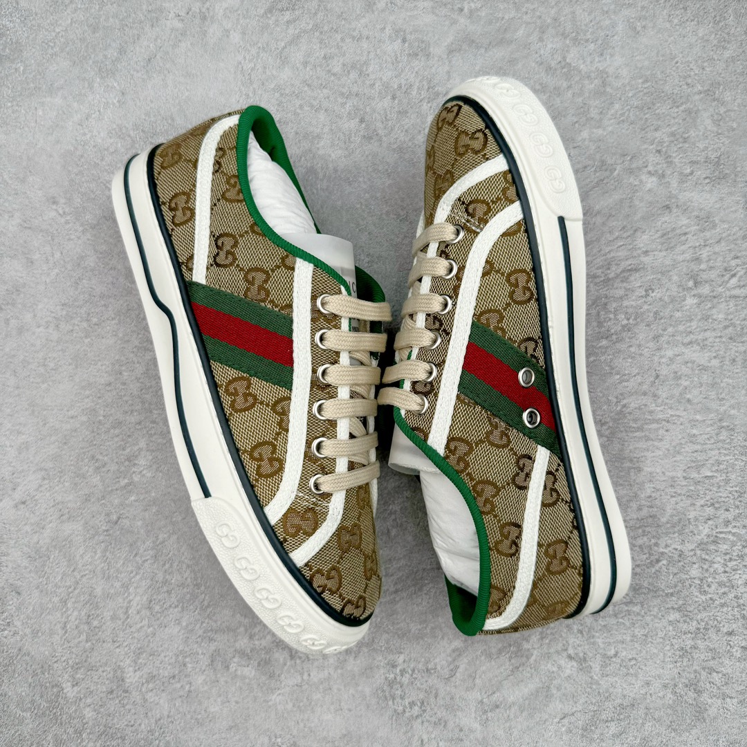 图片[3]-零售💰390 ＃ZS纯原 Gucci Tennis 1977 Print Sneaker 古驰帆布印花复古运动鞋板鞋 采用拼接透气棉布鞋面材质 #原装一致鞋舌仿磨环保纸垫#原装雪梨形超软沙绒纸团#内嵌超软皮内里+脚垫#附送购物袋+身份卡+硬质礼盒#中底高弹PU材质+双层TPR无缝隙串色技术组合大底 区别市面版本#弹力棉布 红绿织带 绿色罗缎滚边 Gucci Tennis 1977标签 鞋底GG图案 橡胶鞋底 1.5厘米高 尺码：35 36 37 38 39 40 41 42 43 44 编码：by3936090-运动鞋