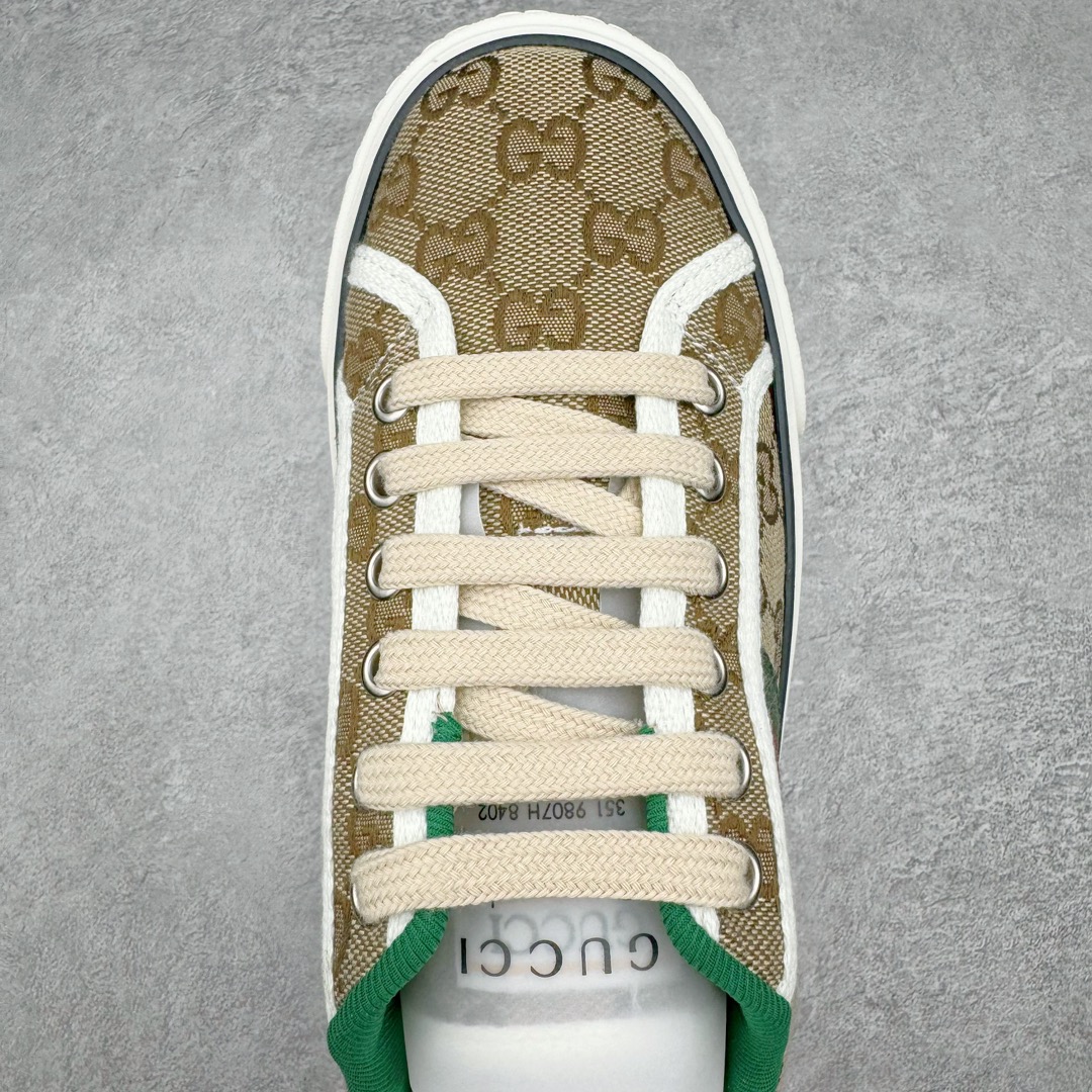 图片[4]-零售💰390 ＃ZS纯原 Gucci Tennis 1977 Print Sneaker 古驰帆布印花复古运动鞋板鞋 采用拼接透气棉布鞋面材质 #原装一致鞋舌仿磨环保纸垫#原装雪梨形超软沙绒纸团#内嵌超软皮内里+脚垫#附送购物袋+身份卡+硬质礼盒#中底高弹PU材质+双层TPR无缝隙串色技术组合大底 区别市面版本#弹力棉布 红绿织带 绿色罗缎滚边 Gucci Tennis 1977标签 鞋底GG图案 橡胶鞋底 1.5厘米高 尺码：35 36 37 38 39 40 41 42 43 44 编码：by3936090-运动鞋