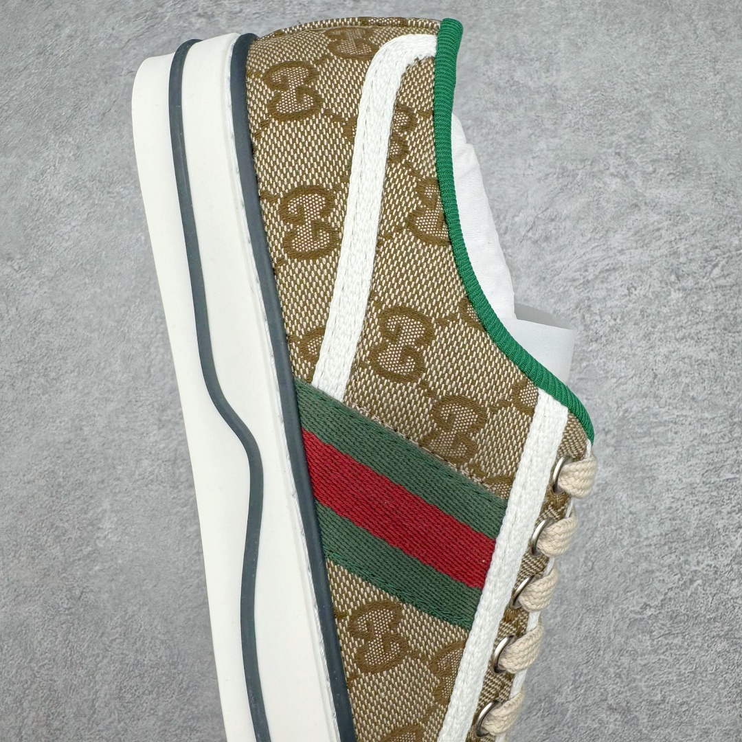 图片[6]-零售💰390 ＃ZS纯原 Gucci Tennis 1977 Print Sneaker 古驰帆布印花复古运动鞋板鞋 采用拼接透气棉布鞋面材质 #原装一致鞋舌仿磨环保纸垫#原装雪梨形超软沙绒纸团#内嵌超软皮内里+脚垫#附送购物袋+身份卡+硬质礼盒#中底高弹PU材质+双层TPR无缝隙串色技术组合大底 区别市面版本#弹力棉布 红绿织带 绿色罗缎滚边 Gucci Tennis 1977标签 鞋底GG图案 橡胶鞋底 1.5厘米高 尺码：35 36 37 38 39 40 41 42 43 44 编码：by3936090-运动鞋