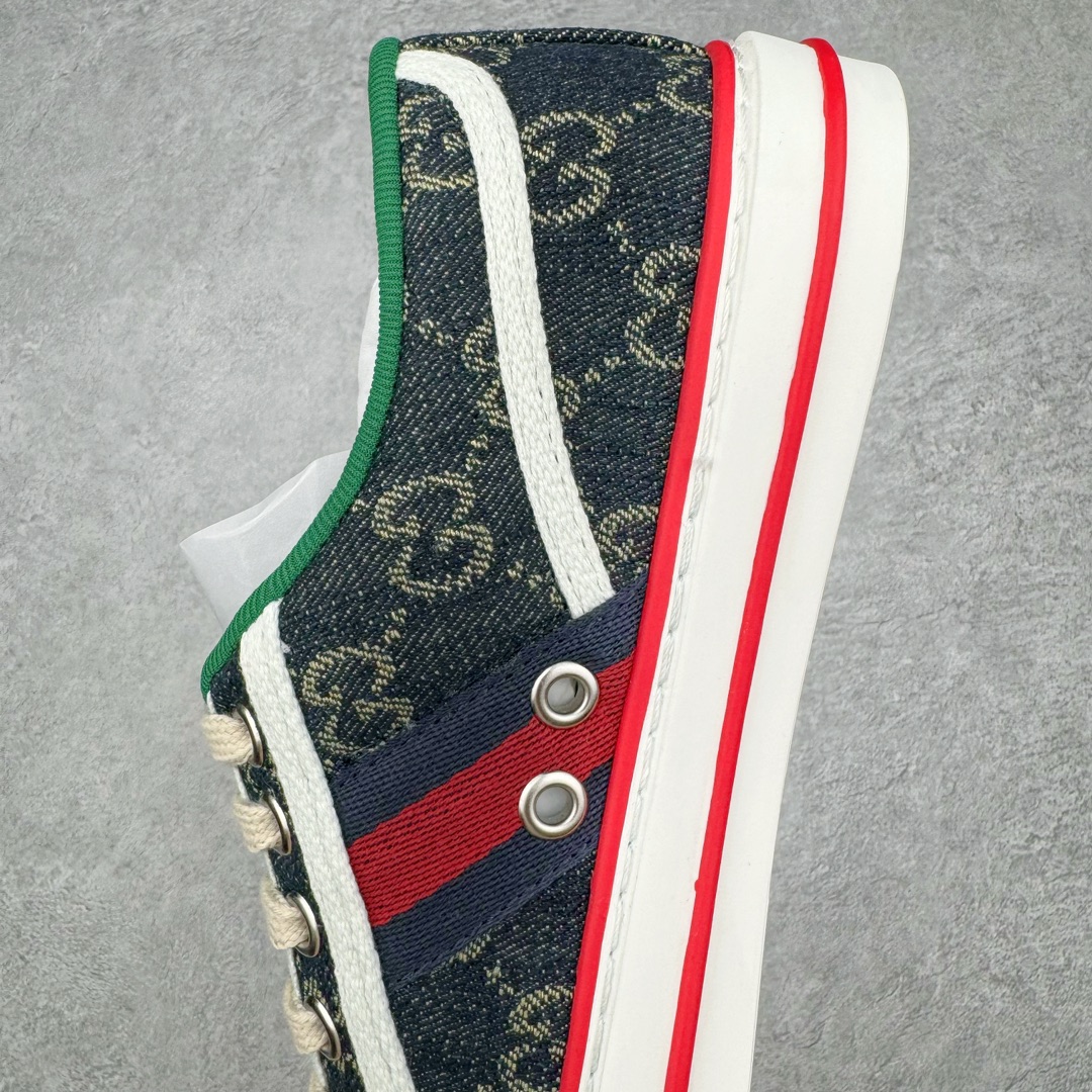 图片[7]-零售💰390 ＃ZS纯原 Gucci Tennis 1977 Print Sneaker 古驰帆布印花复古运动鞋板鞋 采用拼接透气棉布鞋面材质 #原装一致鞋舌仿磨环保纸垫#原装雪梨形超软沙绒纸团#内嵌超软皮内里+脚垫#附送购物袋+身份卡+硬质礼盒#中底高弹PU材质+双层TPR无缝隙串色技术组合大底 区别市面版本#弹力棉布 红绿织带 绿色罗缎滚边 Gucci Tennis 1977标签 鞋底GG图案 橡胶鞋底 1.5厘米高 尺码：35 36 37 38 39 40 41 42 43 44 编码：by3936090-运动鞋