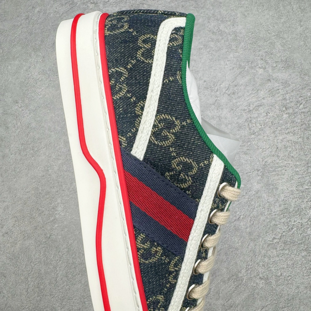 图片[6]-零售💰390 ＃ZS纯原 Gucci Tennis 1977 Print Sneaker 古驰帆布印花复古运动鞋板鞋 采用拼接透气棉布鞋面材质 #原装一致鞋舌仿磨环保纸垫#原装雪梨形超软沙绒纸团#内嵌超软皮内里+脚垫#附送购物袋+身份卡+硬质礼盒#中底高弹PU材质+双层TPR无缝隙串色技术组合大底 区别市面版本#弹力棉布 红绿织带 绿色罗缎滚边 Gucci Tennis 1977标签 鞋底GG图案 橡胶鞋底 1.5厘米高 尺码：35 36 37 38 39 40 41 42 43 44 编码：by3936090-运动鞋