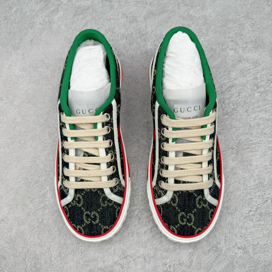 图片[2]-零售💰390 ＃ZS纯原 Gucci Tennis 1977 Print Sneaker 古驰帆布印花复古运动鞋板鞋 采用拼接透气棉布鞋面材质 #原装一致鞋舌仿磨环保纸垫#原装雪梨形超软沙绒纸团#内嵌超软皮内里+脚垫#附送购物袋+身份卡+硬质礼盒#中底高弹PU材质+双层TPR无缝隙串色技术组合大底 区别市面版本#弹力棉布 红绿织带 绿色罗缎滚边 Gucci Tennis 1977标签 鞋底GG图案 橡胶鞋底 1.5厘米高 尺码：35 36 37 38 39 40 41 42 43 44 编码：by3936090-运动鞋