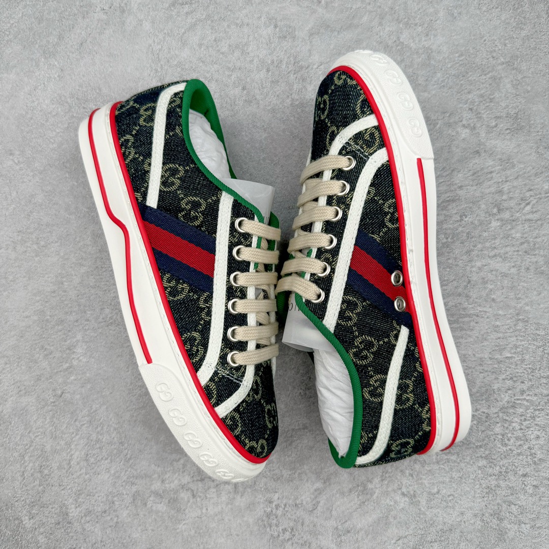 图片[3]-零售💰390 ＃ZS纯原 Gucci Tennis 1977 Print Sneaker 古驰帆布印花复古运动鞋板鞋 采用拼接透气棉布鞋面材质 #原装一致鞋舌仿磨环保纸垫#原装雪梨形超软沙绒纸团#内嵌超软皮内里+脚垫#附送购物袋+身份卡+硬质礼盒#中底高弹PU材质+双层TPR无缝隙串色技术组合大底 区别市面版本#弹力棉布 红绿织带 绿色罗缎滚边 Gucci Tennis 1977标签 鞋底GG图案 橡胶鞋底 1.5厘米高 尺码：35 36 37 38 39 40 41 42 43 44 编码：by3936090-运动鞋