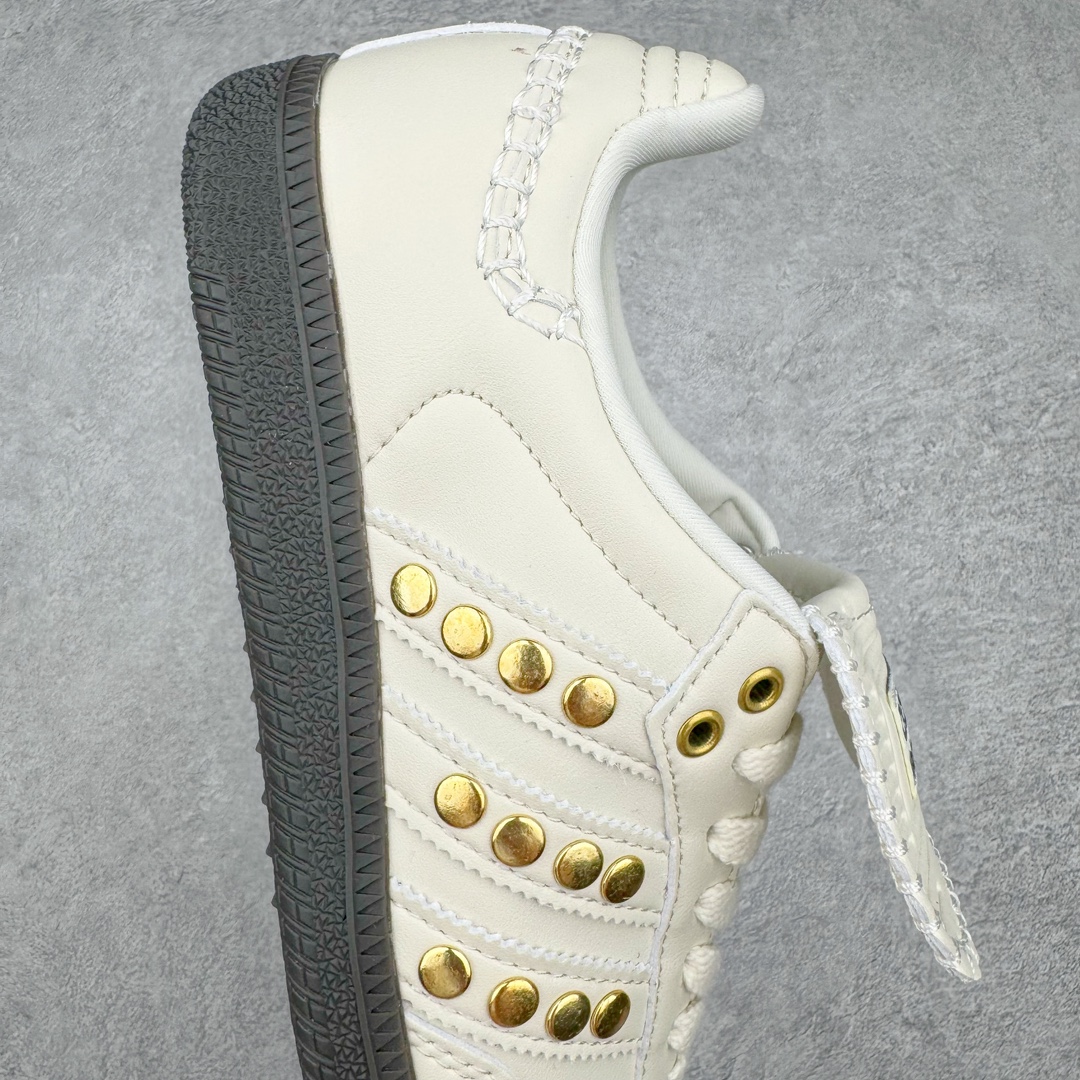 图片[6]-零售💰240 Wales Bonner x AD Originals Samba Classic\”Studded Pack Cream\”桑巴舞系列绅士德训足球风百搭低帮休闲运动板鞋“联名奶白金铆钉”IG4304 Wales Bonner x Samba联名鞋款不久前才曝光了2款全新配色！目前第3双配色也已经正式释出，确认将在2024年秋冬正式发布。经典Samba鞋型下，最新曝光的黑金配色整体以黑色皮革材质打造，后跟和鞋舌处加入了标志性的白色外缝线设计，以及三道杠位置加入了金色装饰点缀，高级感满满。新配色最大的亮点是用回了长鞋舌的设计，鞋舌上印有adidas三叶草和Wales Bonner，彰显联名身份。通过鞋舌上的金色编号可以确认这双黑金配色Samba将限量750双发布，入手难度将大大提升。尺码：35⅔ 36 36⅔ 37⅓ 38 38⅔ 39⅓ 40 40⅔ 41⅓ 42 42⅔ 43⅓ 44 44⅔ 45 编码：Xby2936040-运动鞋