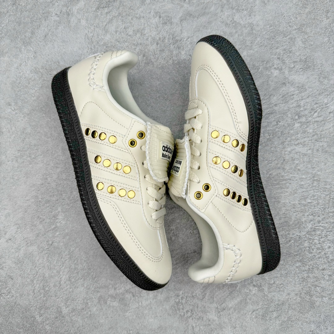 图片[3]-零售💰240 Wales Bonner x AD Originals Samba Classic\”Studded Pack Cream\”桑巴舞系列绅士德训足球风百搭低帮休闲运动板鞋“联名奶白金铆钉”IG4304 Wales Bonner x Samba联名鞋款不久前才曝光了2款全新配色！目前第3双配色也已经正式释出，确认将在2024年秋冬正式发布。经典Samba鞋型下，最新曝光的黑金配色整体以黑色皮革材质打造，后跟和鞋舌处加入了标志性的白色外缝线设计，以及三道杠位置加入了金色装饰点缀，高级感满满。新配色最大的亮点是用回了长鞋舌的设计，鞋舌上印有adidas三叶草和Wales Bonner，彰显联名身份。通过鞋舌上的金色编号可以确认这双黑金配色Samba将限量750双发布，入手难度将大大提升。尺码：35⅔ 36 36⅔ 37⅓ 38 38⅔ 39⅓ 40 40⅔ 41⅓ 42 42⅔ 43⅓ 44 44⅔ 45 编码：Xby2936040-运动鞋