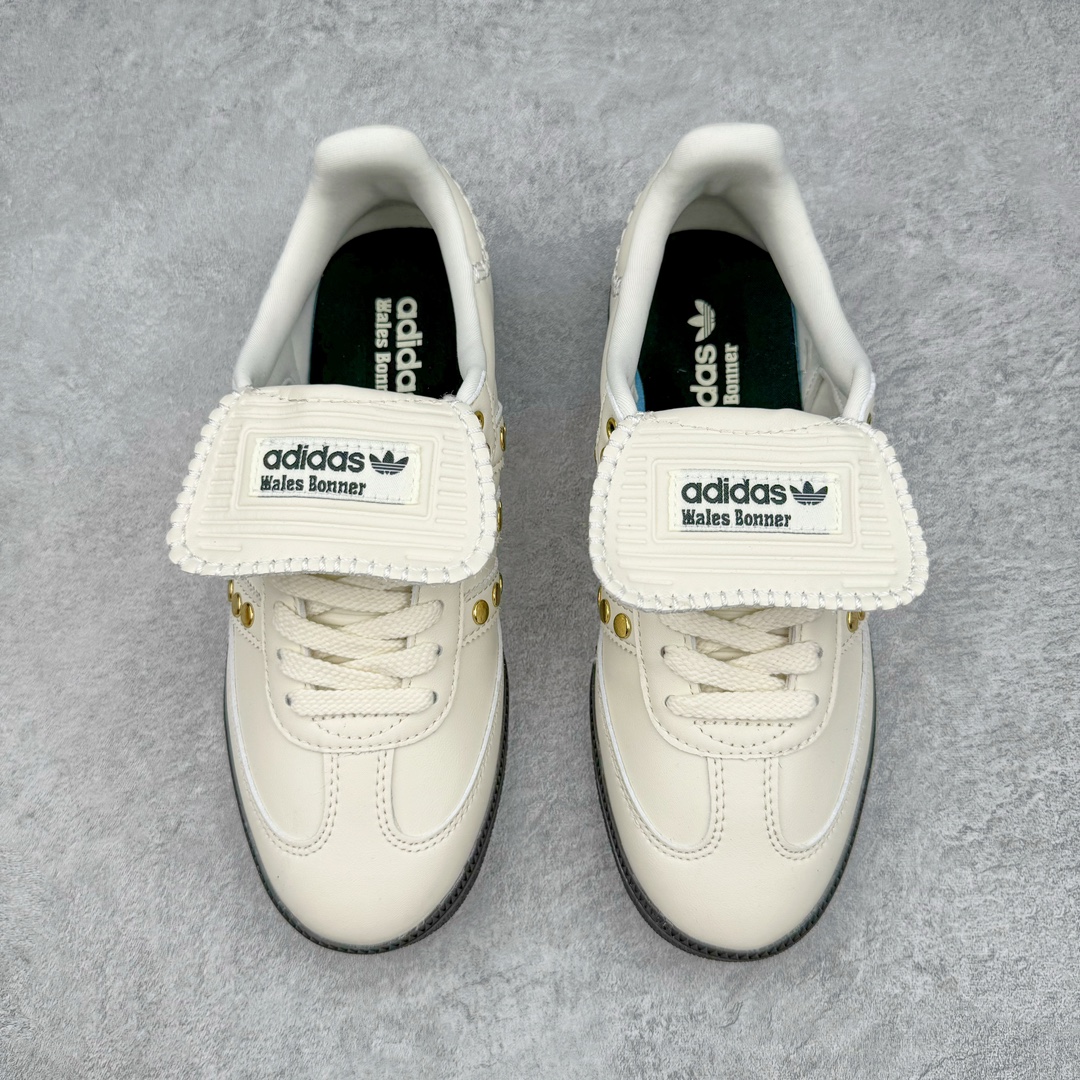 图片[2]-零售💰240 Wales Bonner x AD Originals Samba Classic\”Studded Pack Cream\”桑巴舞系列绅士德训足球风百搭低帮休闲运动板鞋“联名奶白金铆钉”IG4304 Wales Bonner x Samba联名鞋款不久前才曝光了2款全新配色！目前第3双配色也已经正式释出，确认将在2024年秋冬正式发布。经典Samba鞋型下，最新曝光的黑金配色整体以黑色皮革材质打造，后跟和鞋舌处加入了标志性的白色外缝线设计，以及三道杠位置加入了金色装饰点缀，高级感满满。新配色最大的亮点是用回了长鞋舌的设计，鞋舌上印有adidas三叶草和Wales Bonner，彰显联名身份。通过鞋舌上的金色编号可以确认这双黑金配色Samba将限量750双发布，入手难度将大大提升。尺码：35⅔ 36 36⅔ 37⅓ 38 38⅔ 39⅓ 40 40⅔ 41⅓ 42 42⅔ 43⅓ 44 44⅔ 45 编码：Xby2936040-运动鞋