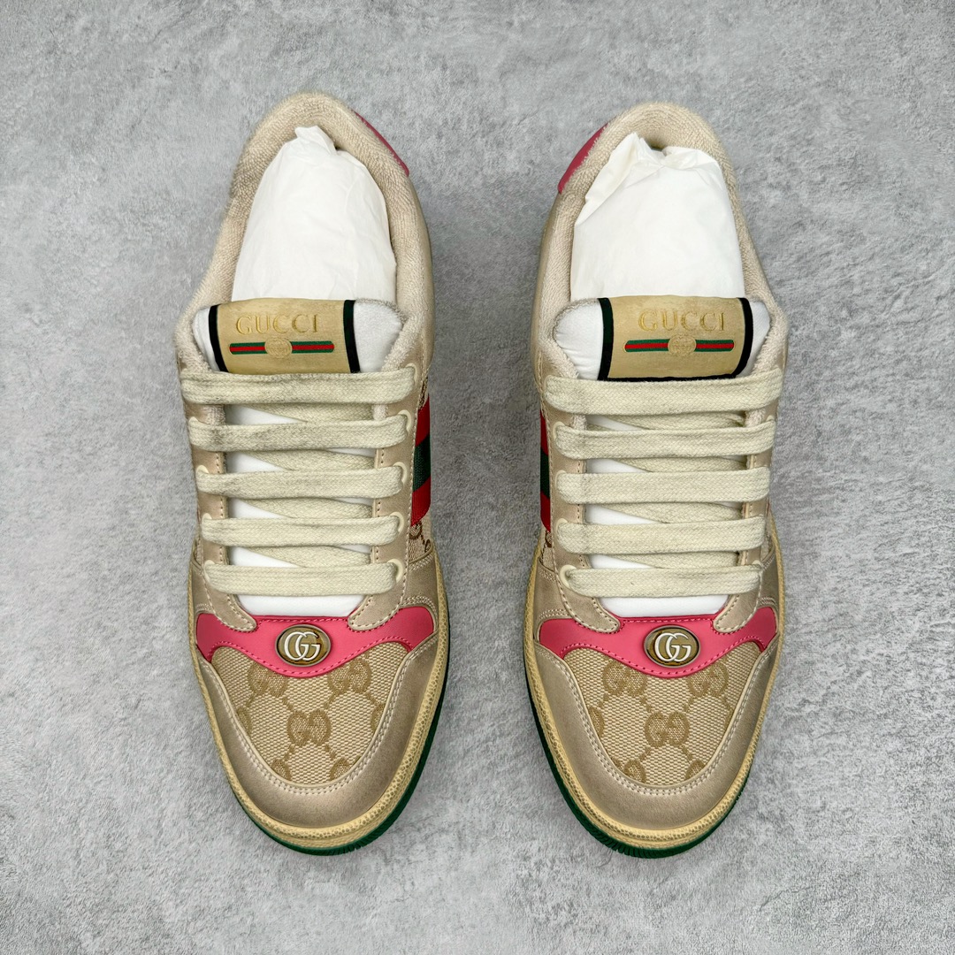 图片[2]-零售💰410 ＃M纯原 Gucci Screener sneaker 古驰双G小脏鞋系列复古怀旧校园风低帮板鞋 全套原楦原纸版原鞋开模 全网最具灵魂的版型 鞋头上翘1.6CM 后跟自然弧度内收 双G珐琅 条纹清晰 原厂五金带3M反光 原装意大利进口里外全皮 纯手工水洗做旧处理 侧面条纹饰带 原厂定制 零串色零起毛 大底防滑网格由里到外大小逐渐递减 原厂数据电绣 清晰立体 多边形闪钻大小一致带光泽 全鞋电脑针车 紧密相连 针距密度一致 环保乳胶注塑鞋垫 厚度脚感还原原版 皮面裁剪部位 统一油边封口工艺 大底组合零偏差 挑战各种艺术家 右脚鞋侧嵌入NFC防伪芯片装置＋鞋盒标二唯码扫描 秒进官网 专柜全套包装 防尘袋 说明书 质保卡 购物袋 Size：35 36 37 38 39 40 41 42 43 44 45 编码：by4936010-运动鞋