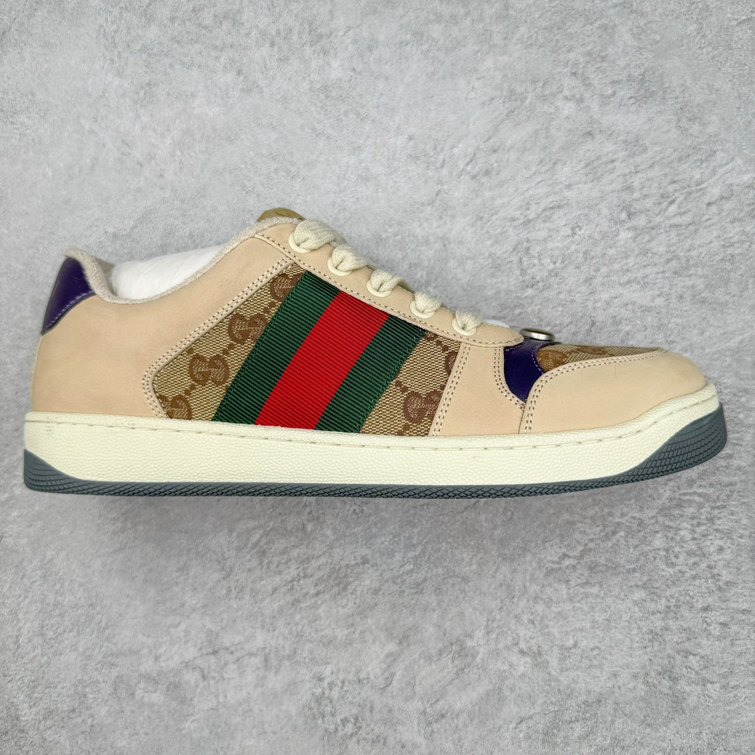 零售💰410 ＃M纯原 Gucci Screener sneaker 古驰双G小脏鞋系列复古怀旧校园风低帮板鞋 全套原楦原纸版原鞋开模 全网最具灵魂的版型 鞋头上翘1.6CM 后跟自然弧度内收 双G珐琅 条纹清晰 原厂五金带3M反光 原装意大利进口里外全皮 纯手工水洗做旧处理 侧面条纹饰带 原厂定制 零串色零起毛 大底防滑网格由里到外大小逐渐递减 原厂数据电绣 清晰立体 多边形闪钻大小一致带光泽 全鞋电脑针车 紧密相连 针距密度一致 环保乳胶注塑鞋垫 厚度脚感还原原版 皮面裁剪部位 统一油边封口工艺 大底组合零偏差 挑战各种艺术家 右脚鞋侧嵌入NFC防伪芯片装置＋鞋盒标二唯码扫描 秒进官网 专柜全套包装 防尘袋 说明书 质保卡 购物袋 Size：35 36 37 38 39 40 41 42 43 44 45 编码：by4936010-运动鞋