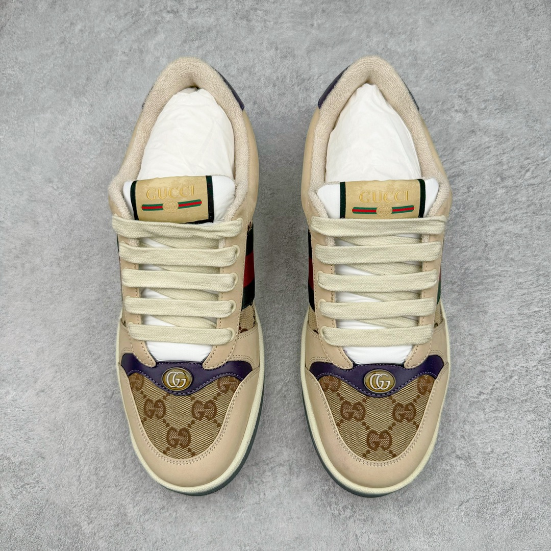 图片[2]-零售💰410 ＃M纯原 Gucci Screener sneaker 古驰双G小脏鞋系列复古怀旧校园风低帮板鞋 全套原楦原纸版原鞋开模 全网最具灵魂的版型 鞋头上翘1.6CM 后跟自然弧度内收 双G珐琅 条纹清晰 原厂五金带3M反光 原装意大利进口里外全皮 纯手工水洗做旧处理 侧面条纹饰带 原厂定制 零串色零起毛 大底防滑网格由里到外大小逐渐递减 原厂数据电绣 清晰立体 多边形闪钻大小一致带光泽 全鞋电脑针车 紧密相连 针距密度一致 环保乳胶注塑鞋垫 厚度脚感还原原版 皮面裁剪部位 统一油边封口工艺 大底组合零偏差 挑战各种艺术家 右脚鞋侧嵌入NFC防伪芯片装置＋鞋盒标二唯码扫描 秒进官网 专柜全套包装 防尘袋 说明书 质保卡 购物袋 Size：35 36 37 38 39 40 41 42 43 44 45 编码：by4936010-运动鞋