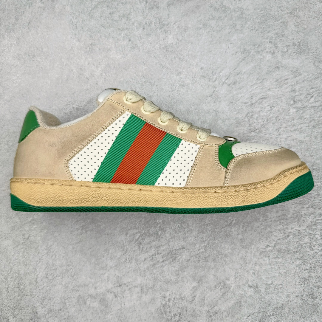 图片[2]-零售💰410 ＃M纯原 Gucci Screener sneaker 古驰双G小脏鞋系列复古怀旧校园风低帮板鞋 全套原楦原纸版原鞋开模 全网最具灵魂的版型 鞋头上翘1.6CM 后跟自然弧度内收 双G珐琅 条纹清晰 原厂五金带3M反光 原装意大利进口里外全皮 纯手工水洗做旧处理 侧面条纹饰带 原厂定制 零串色零起毛 大底防滑网格由里到外大小逐渐递减 原厂数据电绣 清晰立体 多边形闪钻大小一致带光泽 全鞋电脑针车 紧密相连 针距密度一致 环保乳胶注塑鞋垫 厚度脚感还原原版 皮面裁剪部位 统一油边封口工艺 大底组合零偏差 挑战各种艺术家 右脚鞋侧嵌入NFC防伪芯片装置＋鞋盒标二唯码扫描 秒进官网 专柜全套包装 防尘袋 说明书 质保卡 购物袋 Size：35 36 37 38 39 40 41 42 43 44 45 编码：by4936010-运动鞋