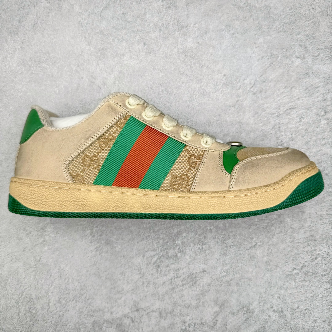 零售💰410 ＃M纯原 Gucci Screener sneaker 古驰双G小脏鞋系列复古怀旧校园风低帮板鞋 全套原楦原纸版原鞋开模 全网最具灵魂的版型 鞋头上翘1.6CM 后跟自然弧度内收 双G珐琅 条纹清晰 原厂五金带3M反光 原装意大利进口里外全皮 纯手工水洗做旧处理 侧面条纹饰带 原厂定制 零串色零起毛 大底防滑网格由里到外大小逐渐递减 原厂数据电绣 清晰立体 多边形闪钻大小一致带光泽 全鞋电脑针车 紧密相连 针距密度一致 环保乳胶注塑鞋垫 厚度脚感还原原版 皮面裁剪部位 统一油边封口工艺 大底组合零偏差 挑战各种艺术家 右脚鞋侧嵌入NFC防伪芯片装置＋鞋盒标二唯码扫描 秒进官网 专柜全套包装 防尘袋 说明书 质保卡 购物袋 Size：35 36 37 38 39 40 41 42 43 44 45 编码：by4936010-运动鞋