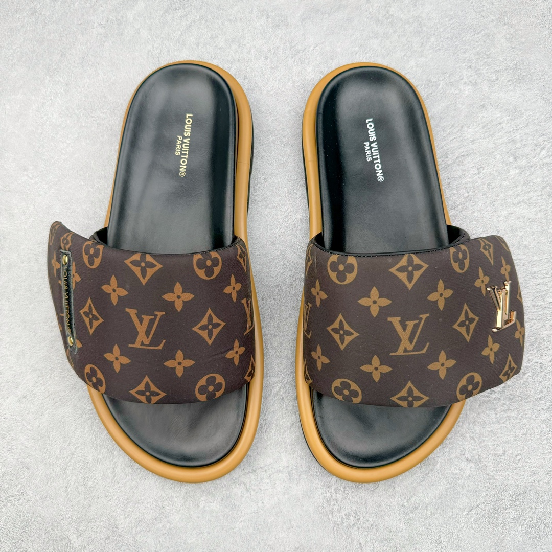 图片[2]-零售💰280 Louis Vuitton Pool Pillow Comfort\”Monogram\”lv日落系列泳池风魔术贴可调节女士舒适露趾休闲凉拖鞋 Pool Pillow Comfort 凉拖清凉演绎经典 Pillow 及踝靴 可调节回收锦纶鞋带内裹羽绒 讲述 2022春夏 Flight Mode 印花对经典 Monogram 图案的崭新诠释 更有纳帕皮革塑造轻盈微型外底 详细特征 回收印花锦纶和牛皮革 超大橡胶外底 鞋舌和外底饰有 LV Circle 圆圈标识 Monogram 漆光帆布后袢带 尺码：35/46 编码：Fby2936080-运动鞋