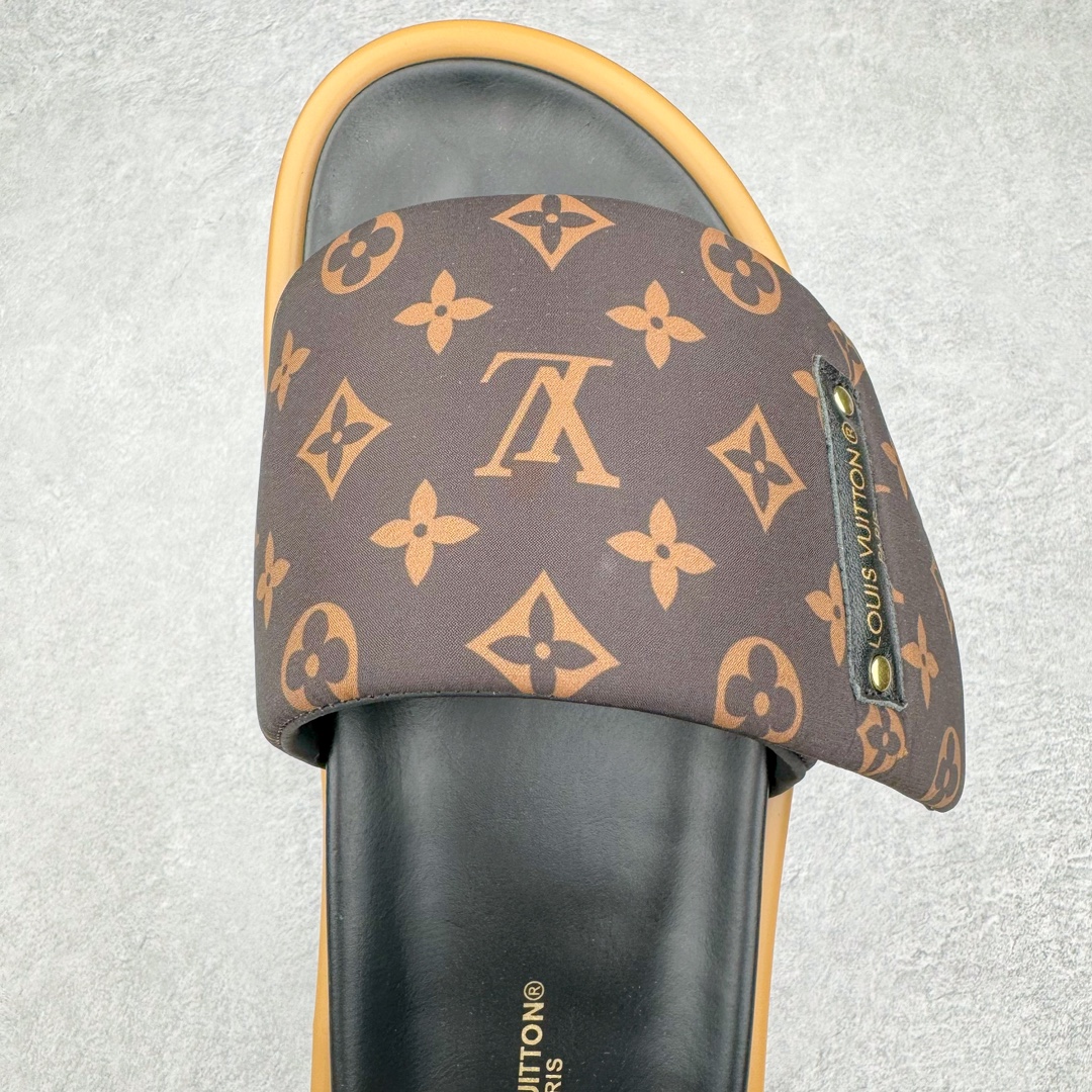 图片[4]-零售💰280 Louis Vuitton Pool Pillow Comfort\”Monogram\”lv日落系列泳池风魔术贴可调节女士舒适露趾休闲凉拖鞋 Pool Pillow Comfort 凉拖清凉演绎经典 Pillow 及踝靴 可调节回收锦纶鞋带内裹羽绒 讲述 2022春夏 Flight Mode 印花对经典 Monogram 图案的崭新诠释 更有纳帕皮革塑造轻盈微型外底 详细特征 回收印花锦纶和牛皮革 超大橡胶外底 鞋舌和外底饰有 LV Circle 圆圈标识 Monogram 漆光帆布后袢带 尺码：35/46 编码：Fby2936080-运动鞋