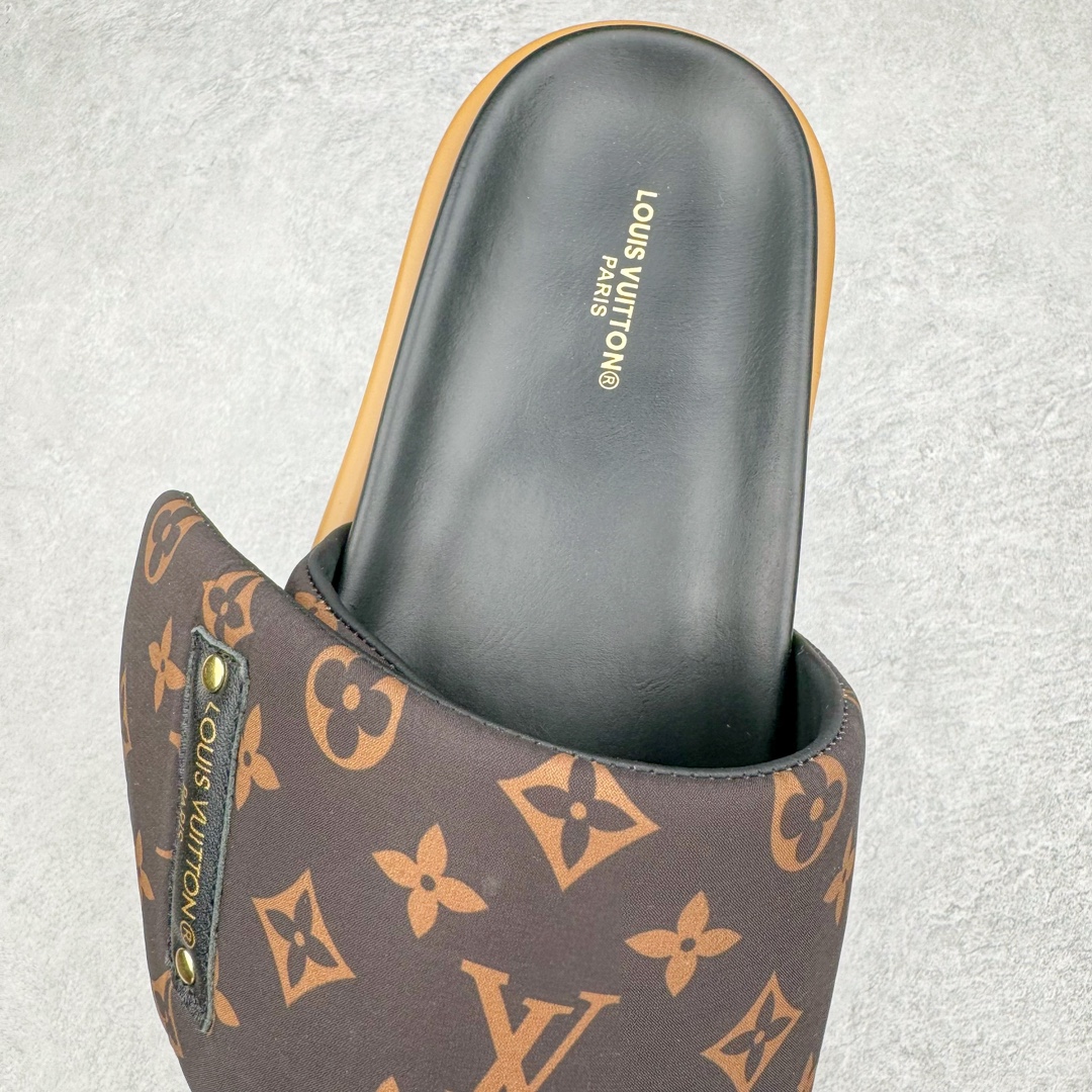 图片[5]-零售💰280 Louis Vuitton Pool Pillow Comfort\”Monogram\”lv日落系列泳池风魔术贴可调节女士舒适露趾休闲凉拖鞋 Pool Pillow Comfort 凉拖清凉演绎经典 Pillow 及踝靴 可调节回收锦纶鞋带内裹羽绒 讲述 2022春夏 Flight Mode 印花对经典 Monogram 图案的崭新诠释 更有纳帕皮革塑造轻盈微型外底 详细特征 回收印花锦纶和牛皮革 超大橡胶外底 鞋舌和外底饰有 LV Circle 圆圈标识 Monogram 漆光帆布后袢带 尺码：35/46 编码：Fby2936080-运动鞋