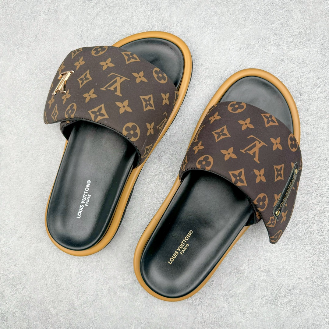 图片[3]-零售💰280 Louis Vuitton Pool Pillow Comfort\”Monogram\”lv日落系列泳池风魔术贴可调节女士舒适露趾休闲凉拖鞋 Pool Pillow Comfort 凉拖清凉演绎经典 Pillow 及踝靴 可调节回收锦纶鞋带内裹羽绒 讲述 2022春夏 Flight Mode 印花对经典 Monogram 图案的崭新诠释 更有纳帕皮革塑造轻盈微型外底 详细特征 回收印花锦纶和牛皮革 超大橡胶外底 鞋舌和外底饰有 LV Circle 圆圈标识 Monogram 漆光帆布后袢带 尺码：35/46 编码：Fby2936080-运动鞋