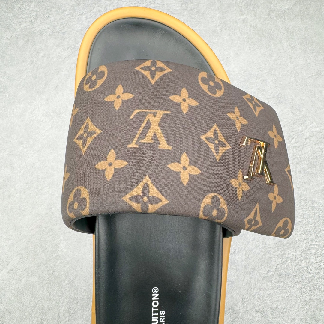 图片[4]-零售💰280 Louis Vuitton Pool Pillow Comfort\”Monogram\”lv日落系列泳池风魔术贴可调节女士舒适露趾休闲凉拖鞋 Pool Pillow Comfort 凉拖清凉演绎经典 Pillow 及踝靴 可调节回收锦纶鞋带内裹羽绒 讲述 2022春夏 Flight Mode 印花对经典 Monogram 图案的崭新诠释 更有纳帕皮革塑造轻盈微型外底 详细特征 回收印花锦纶和牛皮革 超大橡胶外底 鞋舌和外底饰有 LV Circle 圆圈标识 Monogram 漆光帆布后袢带 尺码：35/46 编码：Fby2936080-运动鞋