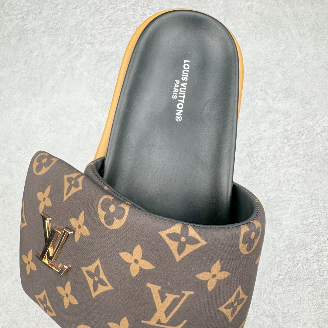 图片[5]-零售💰280 Louis Vuitton Pool Pillow Comfort\”Monogram\”lv日落系列泳池风魔术贴可调节女士舒适露趾休闲凉拖鞋 Pool Pillow Comfort 凉拖清凉演绎经典 Pillow 及踝靴 可调节回收锦纶鞋带内裹羽绒 讲述 2022春夏 Flight Mode 印花对经典 Monogram 图案的崭新诠释 更有纳帕皮革塑造轻盈微型外底 详细特征 回收印花锦纶和牛皮革 超大橡胶外底 鞋舌和外底饰有 LV Circle 圆圈标识 Monogram 漆光帆布后袢带 尺码：35/46 编码：Fby2936080-运动鞋