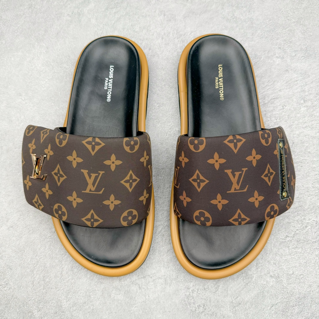 图片[2]-零售💰280 Louis Vuitton Pool Pillow Comfort\”Monogram\”lv日落系列泳池风魔术贴可调节女士舒适露趾休闲凉拖鞋 Pool Pillow Comfort 凉拖清凉演绎经典 Pillow 及踝靴 可调节回收锦纶鞋带内裹羽绒 讲述 2022春夏 Flight Mode 印花对经典 Monogram 图案的崭新诠释 更有纳帕皮革塑造轻盈微型外底 详细特征 回收印花锦纶和牛皮革 超大橡胶外底 鞋舌和外底饰有 LV Circle 圆圈标识 Monogram 漆光帆布后袢带 尺码：35/46 编码：Fby2936080-运动鞋