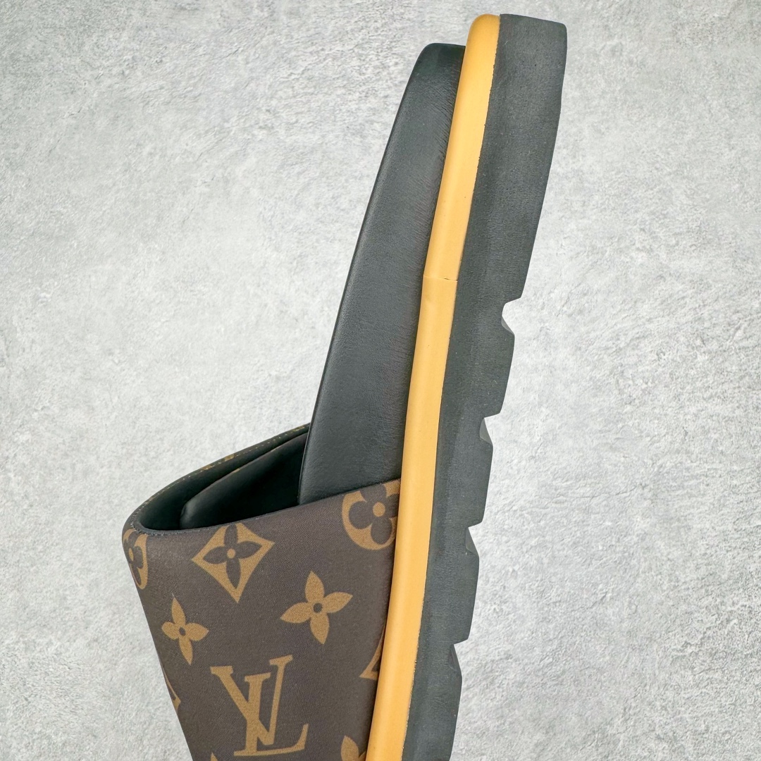 图片[7]-零售💰280 Louis Vuitton Pool Pillow Comfort\”Monogram\”lv日落系列泳池风魔术贴可调节女士舒适露趾休闲凉拖鞋 Pool Pillow Comfort 凉拖清凉演绎经典 Pillow 及踝靴 可调节回收锦纶鞋带内裹羽绒 讲述 2022春夏 Flight Mode 印花对经典 Monogram 图案的崭新诠释 更有纳帕皮革塑造轻盈微型外底 详细特征 回收印花锦纶和牛皮革 超大橡胶外底 鞋舌和外底饰有 LV Circle 圆圈标识 Monogram 漆光帆布后袢带 尺码：35/46 编码：Fby2936080-运动鞋