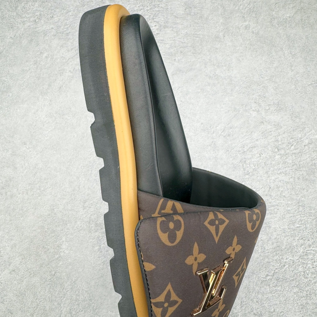 图片[6]-零售💰280 Louis Vuitton Pool Pillow Comfort\”Monogram\”lv日落系列泳池风魔术贴可调节女士舒适露趾休闲凉拖鞋 Pool Pillow Comfort 凉拖清凉演绎经典 Pillow 及踝靴 可调节回收锦纶鞋带内裹羽绒 讲述 2022春夏 Flight Mode 印花对经典 Monogram 图案的崭新诠释 更有纳帕皮革塑造轻盈微型外底 详细特征 回收印花锦纶和牛皮革 超大橡胶外底 鞋舌和外底饰有 LV Circle 圆圈标识 Monogram 漆光帆布后袢带 尺码：35/46 编码：Fby2936080-运动鞋