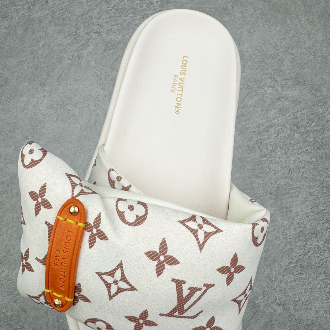 图片[5]-零售💰280 Louis Vuitton Pool Pillow Comfort\”Monogram\”lv日落系列泳池风魔术贴可调节女士舒适露趾休闲凉拖鞋 Pool Pillow Comfort 凉拖清凉演绎经典 Pillow 及踝靴 可调节回收锦纶鞋带内裹羽绒 讲述 2022春夏 Flight Mode 印花对经典 Monogram 图案的崭新诠释 更有纳帕皮革塑造轻盈微型外底 详细特征 回收印花锦纶和牛皮革 超大橡胶外底 鞋舌和外底饰有 LV Circle 圆圈标识 Monogram 漆光帆布后袢带 尺码：35/46 编码：Fby2936080-运动鞋