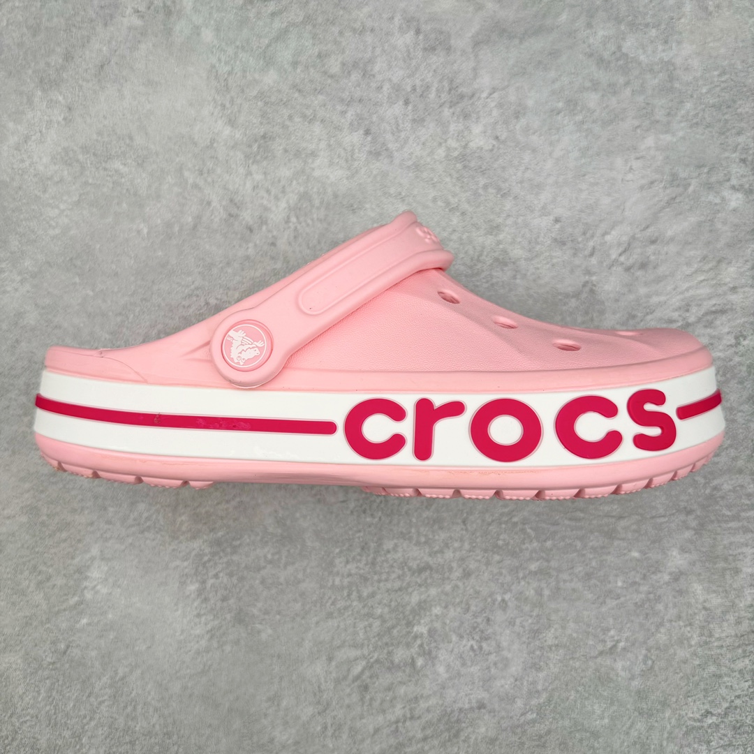 零售💰160 ＃DG莞产 Crocs Bayaband Clog 卡骆驰贝雅卡骆班户外潮流休闲沙滩洞洞拖鞋凉鞋 透明防水袋包装 注意配件需单独购买 超轻Croslite专利材料打造 鞋面更加耐用易清洗 该鞋款轻盈舒适 2002年 经典克骆格诞生 秉承外形简单 穿着舒适的初衷 不断为消费者带来舒适的穿着体验 穿出“趣”味 鞋面洞洞可搭彰显个性的智必星 一鞋两穿 可调节式后跟带增添鞋身的稳固性能 放前面变成愜意舒适的凉拖 放后面行走跑跳更加稳妥 Croslite ™材料 封闭式细胞树脂 能够在体温作用下自动变形以适应脚部形状 涉水性优秀的同时易于清洁 抓地力强 不易打滑 Crocs的核心理念：轻便 灵活 全方位的舒适感 同步官方尺码：M4（36-37） M5（37-38）M6（38-39）M7（39-40）M8（41-42）M9（42-43）M10（43-44）M11（45-46） 编码：Uby1936060-运动鞋