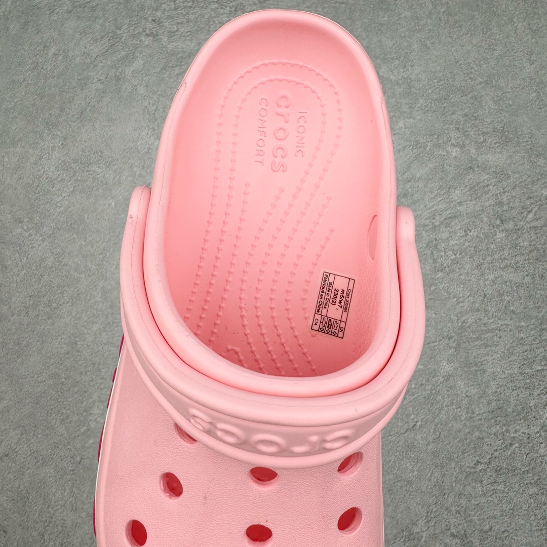 图片[5]-零售💰160 ＃DG莞产 Crocs Bayaband Clog 卡骆驰贝雅卡骆班户外潮流休闲沙滩洞洞拖鞋凉鞋 透明防水袋包装 注意配件需单独购买 超轻Croslite专利材料打造 鞋面更加耐用易清洗 该鞋款轻盈舒适 2002年 经典克骆格诞生 秉承外形简单 穿着舒适的初衷 不断为消费者带来舒适的穿着体验 穿出“趣”味 鞋面洞洞可搭彰显个性的智必星 一鞋两穿 可调节式后跟带增添鞋身的稳固性能 放前面变成愜意舒适的凉拖 放后面行走跑跳更加稳妥 Croslite ™材料 封闭式细胞树脂 能够在体温作用下自动变形以适应脚部形状 涉水性优秀的同时易于清洁 抓地力强 不易打滑 Crocs的核心理念：轻便 灵活 全方位的舒适感 同步官方尺码：M4（36-37） M5（37-38）M6（38-39）M7（39-40）M8（41-42）M9（42-43）M10（43-44）M11（45-46） 编码：Uby1936060-运动鞋