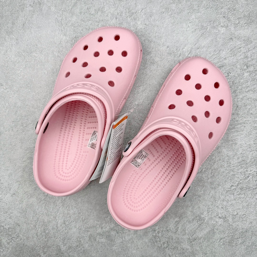 图片[3]-零售💰150 ＃DG莞产 Crocs Classic Clog 卡骆驰经典简约休闲沙滩洞洞拖鞋凉鞋 透明防水袋包装 注意配件需单独购买 超轻Croslite专利材料打造 鞋面更加耐用易清洗 该鞋款轻盈舒适 2002年 经典克骆格诞生 秉承外形简单 穿着舒适的初衷 不断为消费者带来舒适的穿着体验 穿出“趣”味 鞋面洞洞可搭彰显个性的智必星 一鞋两穿 可调节式后跟带增添鞋身的稳固性能 放前面变成愜意舒适的凉拖 放后面行走跑跳更加稳妥 Croslite ™材料 封闭式细胞树脂 能够在体温作用下自动变形以适应脚部形状 涉水性优秀的同时易于清洁 抓地力强 不易打滑 Crocs的核心理念：轻便 灵活 全方位的舒适感 同步官方尺码：M4（36-37） M5（37-38）M6（38-39）M7（39-40）M8（41-42）M9（42-43）M10（43-44）M11（45-46） 编码：Uby1936050-运动鞋