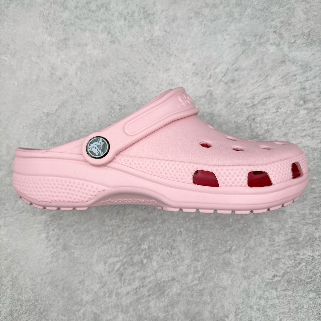 图片[5]-零售💰150 ＃DG莞产 Crocs Classic Clog 卡骆驰经典简约休闲沙滩洞洞拖鞋凉鞋 透明防水袋包装 注意配件需单独购买 超轻Croslite专利材料打造 鞋面更加耐用易清洗 该鞋款轻盈舒适 2002年 经典克骆格诞生 秉承外形简单 穿着舒适的初衷 不断为消费者带来舒适的穿着体验 穿出“趣”味 鞋面洞洞可搭彰显个性的智必星 一鞋两穿 可调节式后跟带增添鞋身的稳固性能 放前面变成愜意舒适的凉拖 放后面行走跑跳更加稳妥 Croslite ™材料 封闭式细胞树脂 能够在体温作用下自动变形以适应脚部形状 涉水性优秀的同时易于清洁 抓地力强 不易打滑 Crocs的核心理念：轻便 灵活 全方位的舒适感 同步官方尺码：M4（36-37） M5（37-38）M6（38-39）M7（39-40）M8（41-42）M9（42-43）M10（43-44）M11（45-46） 编码：by1936050-运动鞋