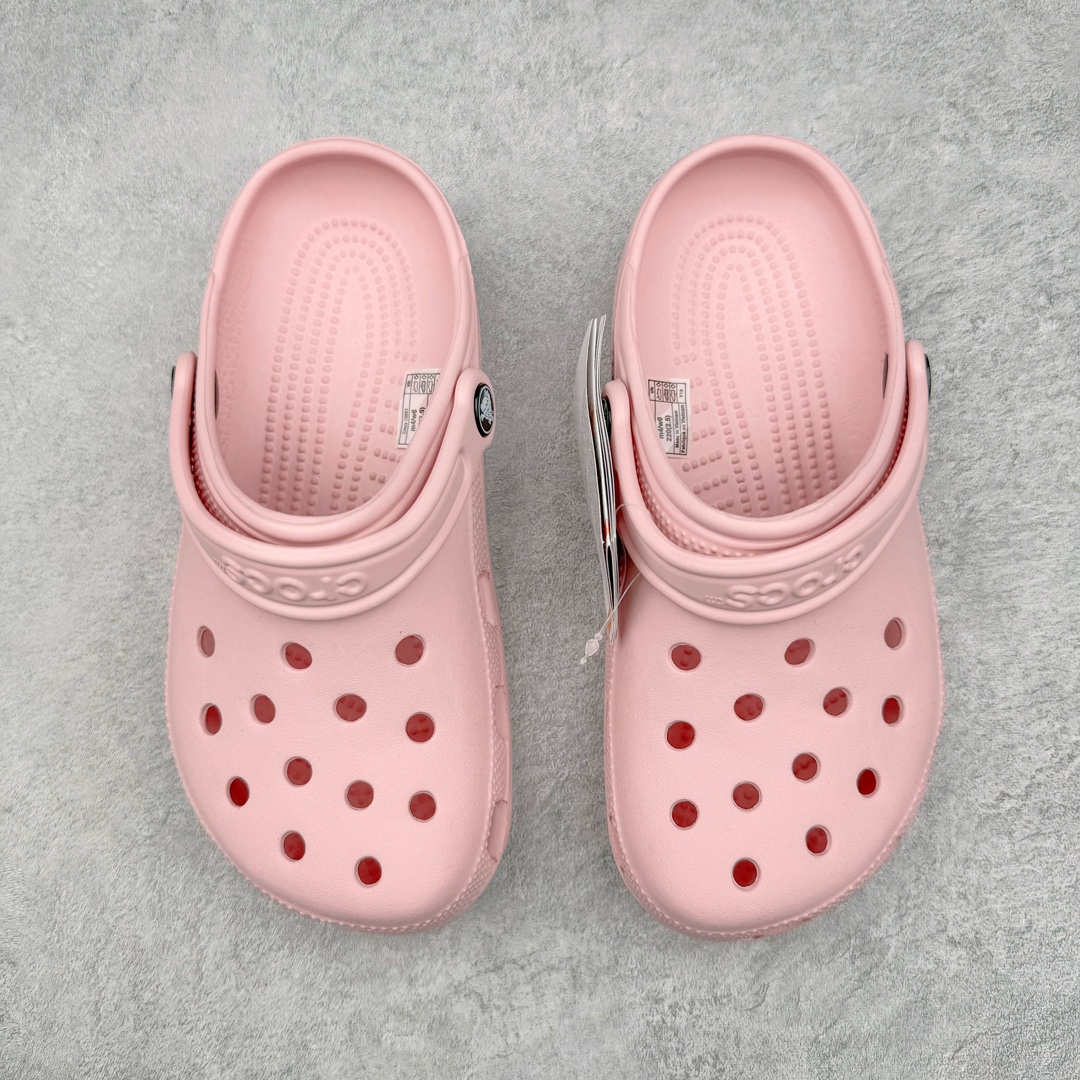 图片[2]-零售💰150 ＃DG莞产 Crocs Classic Clog 卡骆驰经典简约休闲沙滩洞洞拖鞋凉鞋 透明防水袋包装 注意配件需单独购买 超轻Croslite专利材料打造 鞋面更加耐用易清洗 该鞋款轻盈舒适 2002年 经典克骆格诞生 秉承外形简单 穿着舒适的初衷 不断为消费者带来舒适的穿着体验 穿出“趣”味 鞋面洞洞可搭彰显个性的智必星 一鞋两穿 可调节式后跟带增添鞋身的稳固性能 放前面变成愜意舒适的凉拖 放后面行走跑跳更加稳妥 Croslite ™材料 封闭式细胞树脂 能够在体温作用下自动变形以适应脚部形状 涉水性优秀的同时易于清洁 抓地力强 不易打滑 Crocs的核心理念：轻便 灵活 全方位的舒适感 同步官方尺码：M4（36-37） M5（37-38）M6（38-39）M7（39-40）M8（41-42）M9（42-43）M10（43-44）M11（45-46） 编码：Uby1936050-运动鞋