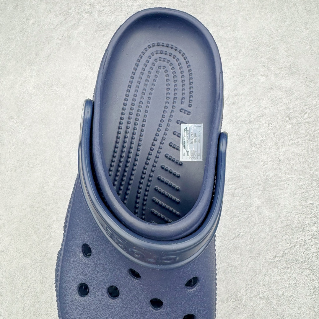 图片[5]-零售💰150 ＃DG莞产 Crocs Classic Clog 卡骆驰经典简约休闲沙滩洞洞拖鞋凉鞋 透明防水袋包装 注意配件需单独购买 超轻Croslite专利材料打造 鞋面更加耐用易清洗 该鞋款轻盈舒适 2002年 经典克骆格诞生 秉承外形简单 穿着舒适的初衷 不断为消费者带来舒适的穿着体验 穿出“趣”味 鞋面洞洞可搭彰显个性的智必星 一鞋两穿 可调节式后跟带增添鞋身的稳固性能 放前面变成愜意舒适的凉拖 放后面行走跑跳更加稳妥 Croslite ™材料 封闭式细胞树脂 能够在体温作用下自动变形以适应脚部形状 涉水性优秀的同时易于清洁 抓地力强 不易打滑 Crocs的核心理念：轻便 灵活 全方位的舒适感 同步官方尺码：M4（36-37） M5（37-38）M6（38-39）M7（39-40）M8（41-42）M9（42-43）M10（43-44）M11（45-46） 编码：Uby1936050-运动鞋