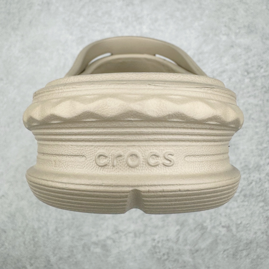 图片[8]-零售💰160 ＃DG莞产 Crocs Classic Clog 卡骆驰简约休闲沙滩洞洞拖鞋凉鞋 游艇 透明防水袋包装 注意配件需单独购买 超轻Croslite专利材料打造 鞋面更加耐用易清洗 该鞋款轻盈舒适 2002年 经典克骆格诞生 秉承外形简单 穿着舒适的初衷 不断为消费者带来舒适的穿着体验 穿出“趣”味 鞋面洞洞可搭彰显个性的智必星 一鞋两穿 可调节式后跟带增添鞋身的稳固性能 放前面变成愜意舒适的凉拖 放后面行走跑跳更加稳妥 Croslite ™材料 封闭式细胞树脂 能够在体温作用下自动变形以适应脚部形状 涉水性优秀的同时易于清洁 抓地力强 不易打滑 Crocs的核心理念：轻便 灵活 全方位的舒适感 同步官方尺码：M4（36-37） M5（37-38）M6（38-39）M7（39-40）M8（41-42）M9（42-43）M10（43-44）M11（45-46） 编码：Uby1936060-运动鞋