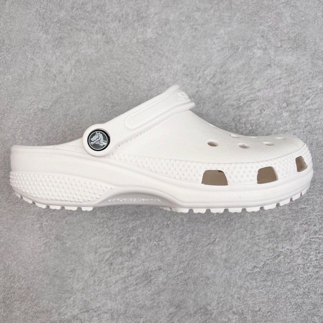 图片[2]-零售💰150 ＃DG莞产 Crocs Classic Clog 卡骆驰经典简约休闲沙滩洞洞拖鞋凉鞋 透明防水袋包装 注意配件需单独购买 超轻Croslite专利材料打造 鞋面更加耐用易清洗 该鞋款轻盈舒适 2002年 经典克骆格诞生 秉承外形简单 穿着舒适的初衷 不断为消费者带来舒适的穿着体验 穿出“趣”味 鞋面洞洞可搭彰显个性的智必星 一鞋两穿 可调节式后跟带增添鞋身的稳固性能 放前面变成愜意舒适的凉拖 放后面行走跑跳更加稳妥 Croslite ™材料 封闭式细胞树脂 能够在体温作用下自动变形以适应脚部形状 涉水性优秀的同时易于清洁 抓地力强 不易打滑 Crocs的核心理念：轻便 灵活 全方位的舒适感 同步官方尺码：M4（36-37） M5（37-38）M6（38-39）M7（39-40）M8（41-42）M9（42-43）M10（43-44）M11（45-46） 编码：by1936050-运动鞋