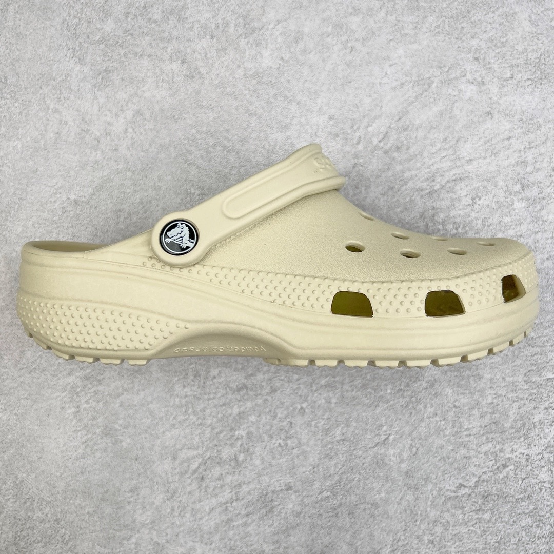 图片[3]-零售💰150 ＃DG莞产 Crocs Classic Clog 卡骆驰经典简约休闲沙滩洞洞拖鞋凉鞋 透明防水袋包装 注意配件需单独购买 超轻Croslite专利材料打造 鞋面更加耐用易清洗 该鞋款轻盈舒适 2002年 经典克骆格诞生 秉承外形简单 穿着舒适的初衷 不断为消费者带来舒适的穿着体验 穿出“趣”味 鞋面洞洞可搭彰显个性的智必星 一鞋两穿 可调节式后跟带增添鞋身的稳固性能 放前面变成愜意舒适的凉拖 放后面行走跑跳更加稳妥 Croslite ™材料 封闭式细胞树脂 能够在体温作用下自动变形以适应脚部形状 涉水性优秀的同时易于清洁 抓地力强 不易打滑 Crocs的核心理念：轻便 灵活 全方位的舒适感 同步官方尺码：M4（36-37） M5（37-38）M6（38-39）M7（39-40）M8（41-42）M9（42-43）M10（43-44）M11（45-46） 编码：by1936050-运动鞋